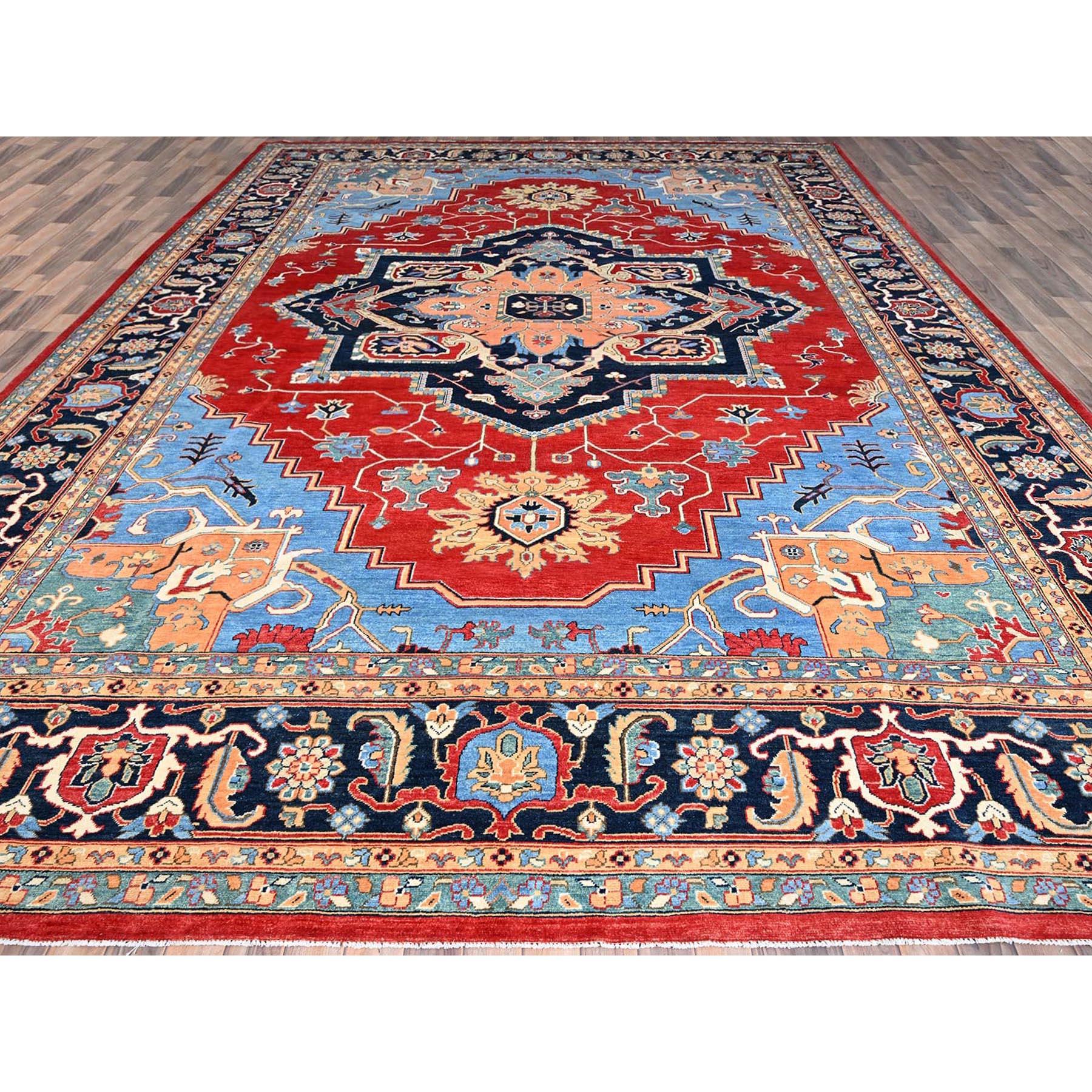Il s'agit d'un véritable tapis d'Orient afghan Peshawar à motif Serapi Heriz, en laine douce nouée à la main. Il a été noué pendant des mois et des mois par des artisans selon des techniques de tissage séculaires.
Matières premières : Laine
Latex :