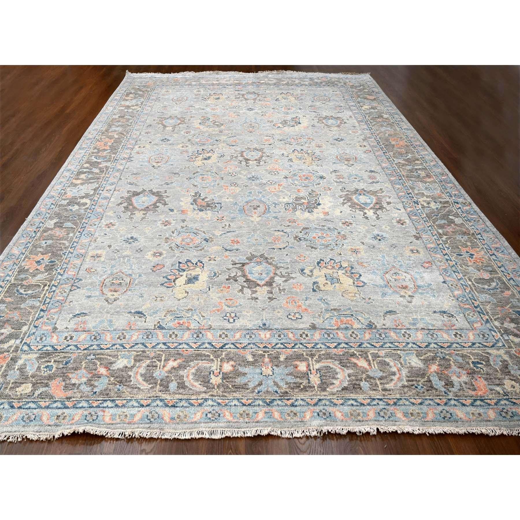 Si tratta di un autentico esemplare unico di Tappeto orientale Oushak della Supple Collection, annodato a mano, in pura lana. È stato annodato per mesi e mesi con tecniche di tessitura secolari da esperti artigiani.
Materiali primari: Lana 
Lattice: