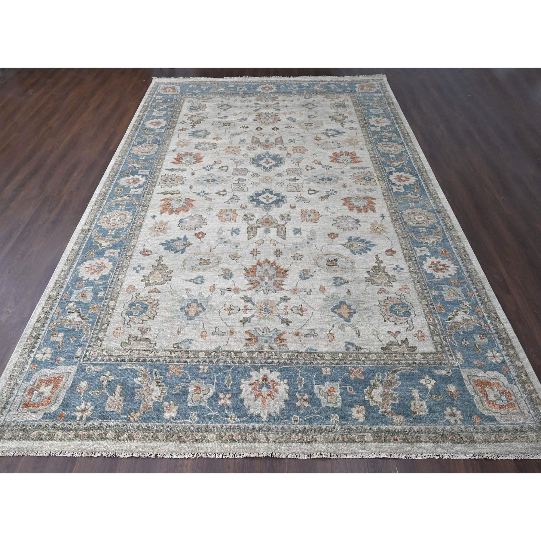 Si tratta di un autentico esemplare unico di Tappeto orientale grigio chiaro, in lana naturale annodata a mano, Design/One, Collezione morbida, spessa e soffice, di dimensioni eccessive. È stato annodato per mesi e mesi con tecniche di tessitura