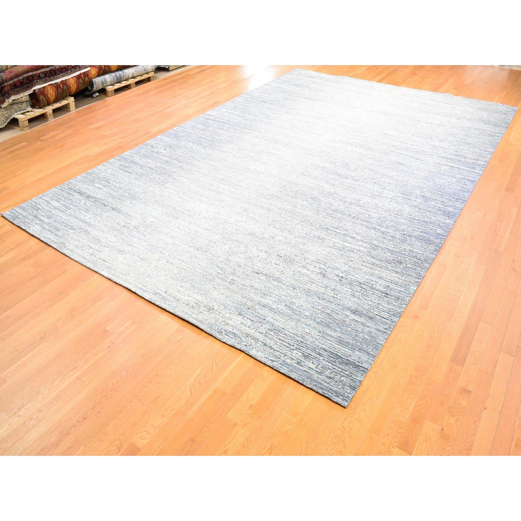 Moderne Tapis oriental noué à la main, bleu océanique, en laine et soie pure, de 12 x 18 pouces en vente