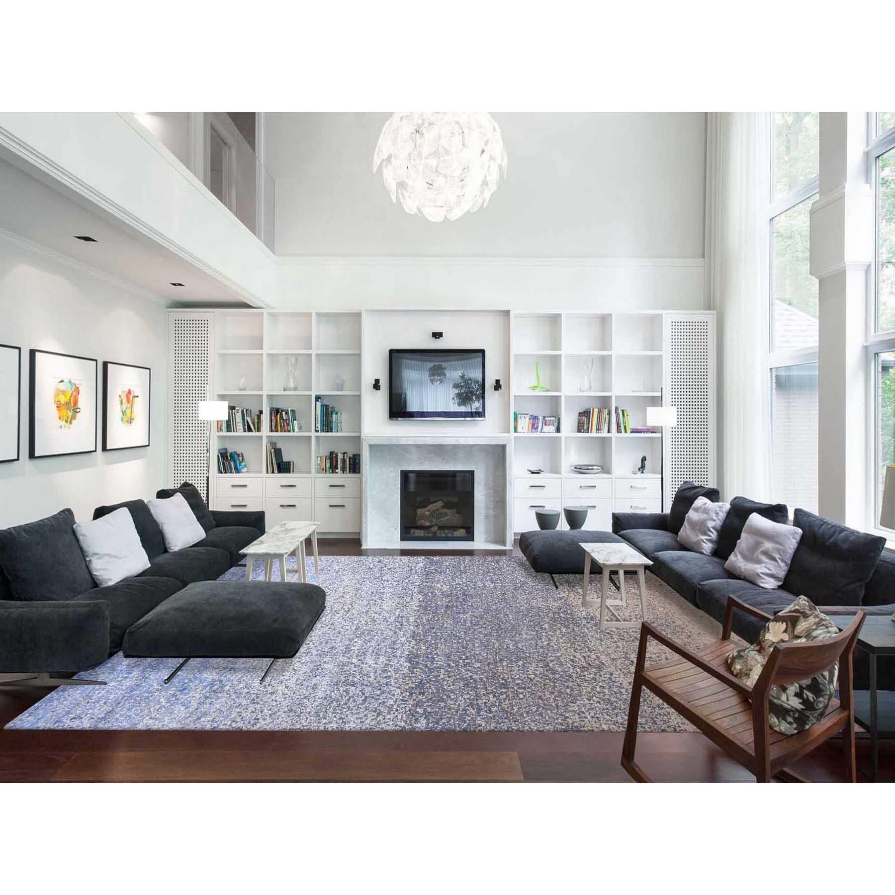 Dies ist eine wirklich echte one-of-a-kind Denim Blue, Modern Dissipating Design, handgeknüpft aus reiner Seide und Wolle, Oversized Oriental Rug. Es wurde monatelang in jahrhundertealten Webtechniken von erfahrenen Kunsthandwerkern