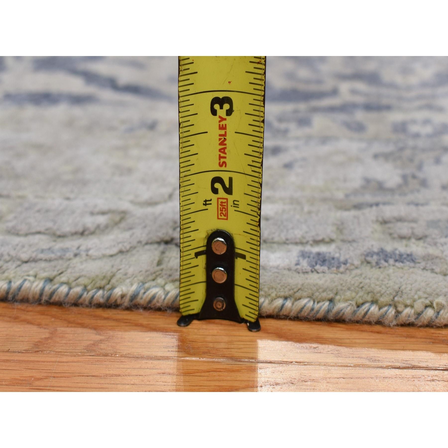 12'x18' Grauer, geraffter, persischer Teppich im persischen Design mit handgeknüpfter Seide in Übergröße im Angebot 3