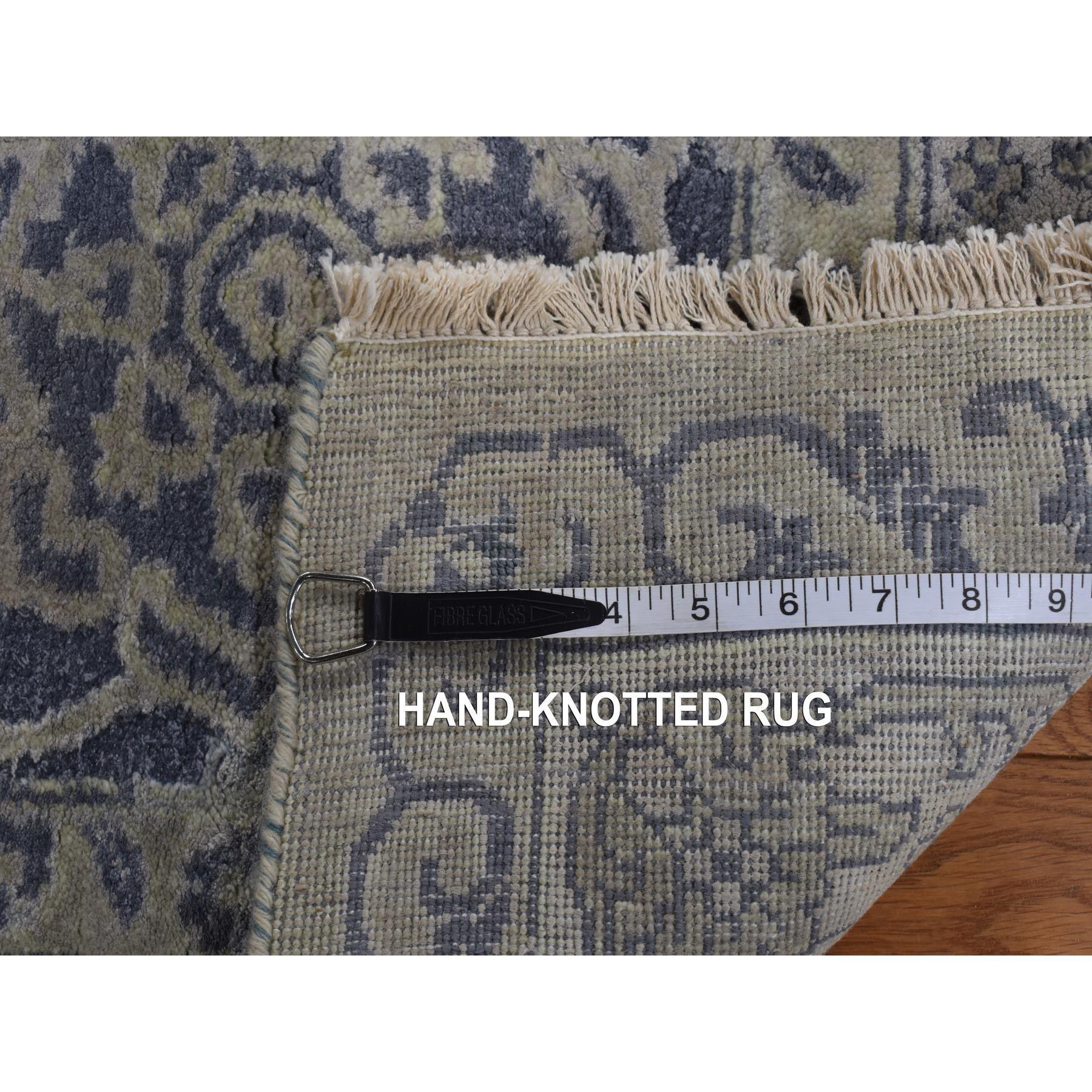 12'x18' Grauer, geraffter, persischer Teppich im persischen Design mit handgeknüpfter Seide in Übergröße im Angebot 4