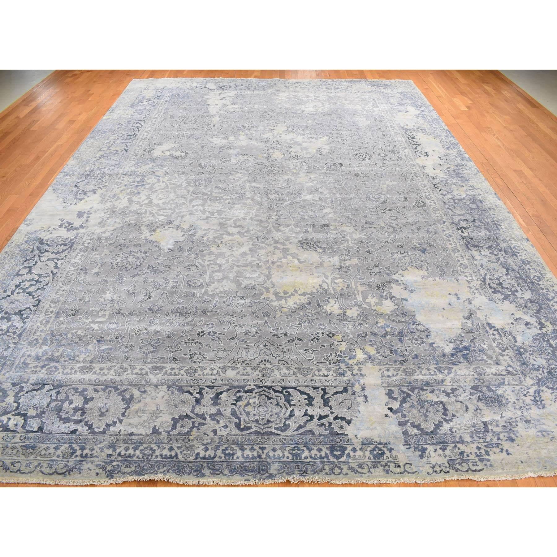 Wolkengrau, gebrochenes und ausradiertes persisches Design, Wolle mit reiner Seide, handgeknüpft, überdimensionaler Orientteppich
Primäre MATERIALIEN: Wolle & Seide
Latex: Kein Flor 
Höhe: 0,25 Zoll
Stil: Transitional
Grundfarbe: Grau
Sekundäre
