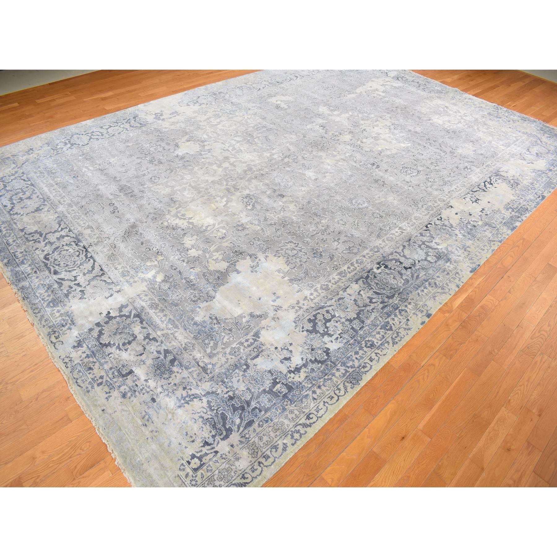 12'x18' Grauer, geraffter, persischer Teppich im persischen Design mit handgeknüpfter Seide in Übergröße (Mittelalterlich) im Angebot