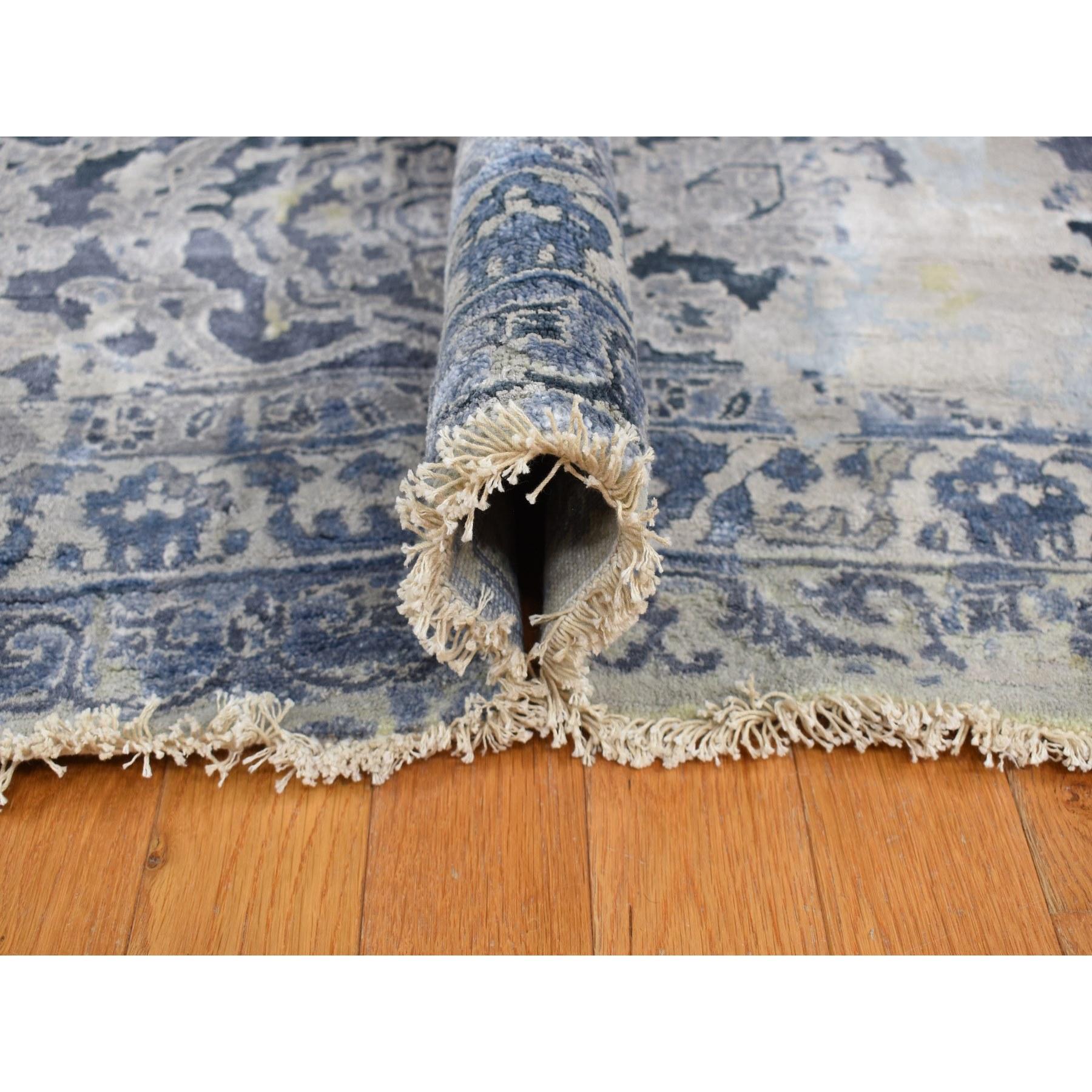 12'x18' Grauer, geraffter, persischer Teppich im persischen Design mit handgeknüpfter Seide in Übergröße (Handgeknüpft) im Angebot