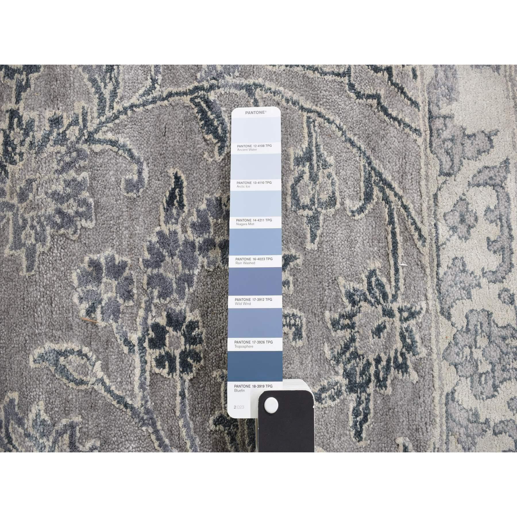 12'x18' Grauer, geraffter, persischer Teppich im persischen Design mit handgeknüpfter Seide in Übergröße (21. Jahrhundert und zeitgenössisch) im Angebot