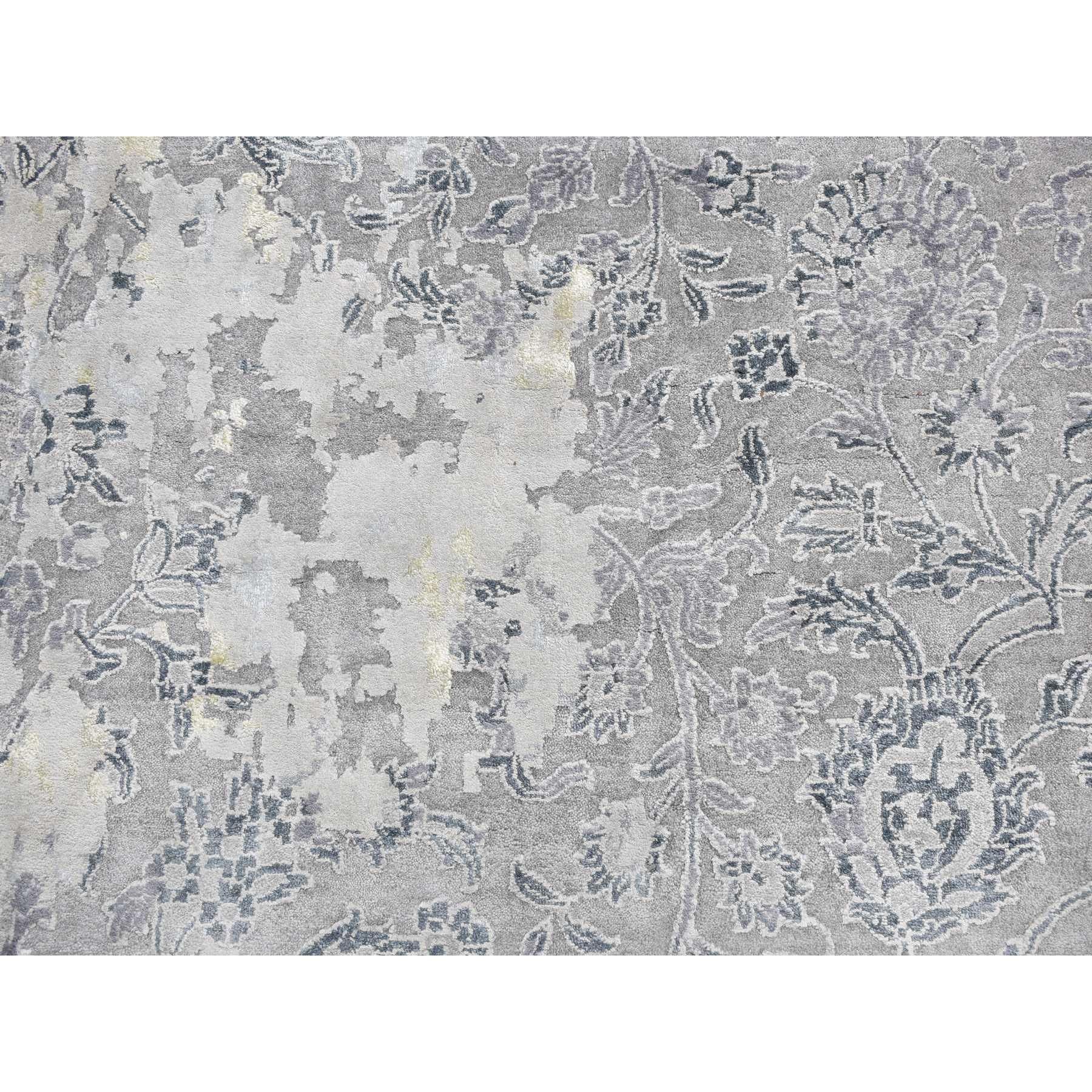12'x18' Grauer, geraffter, persischer Teppich im persischen Design mit handgeknüpfter Seide in Übergröße im Angebot 1
