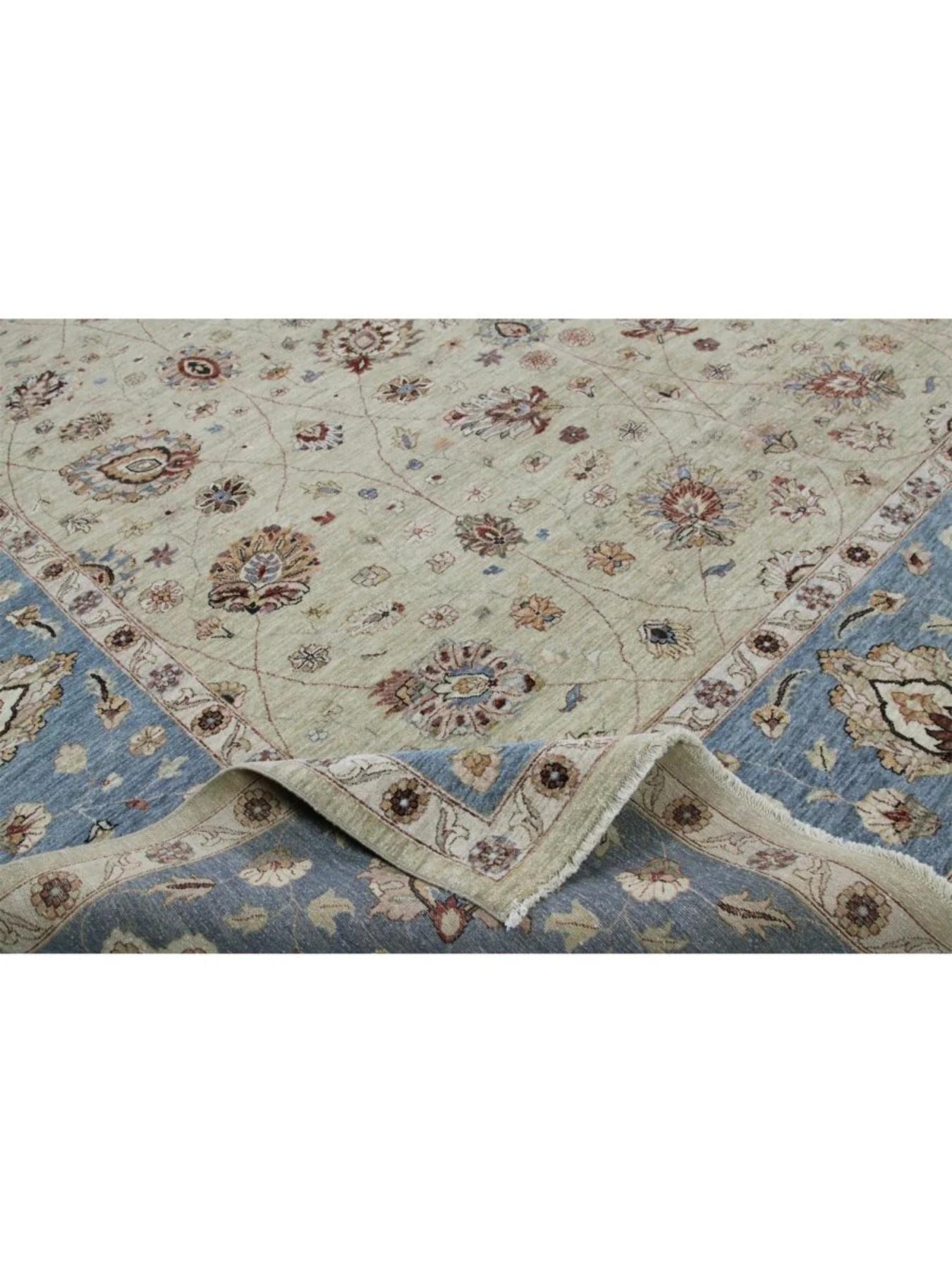 Verwandeln Sie Ihren Wohnbereich mit der zeitlosen Eleganz des handgewebten indischen Agra-Teppichs im Format 12'1