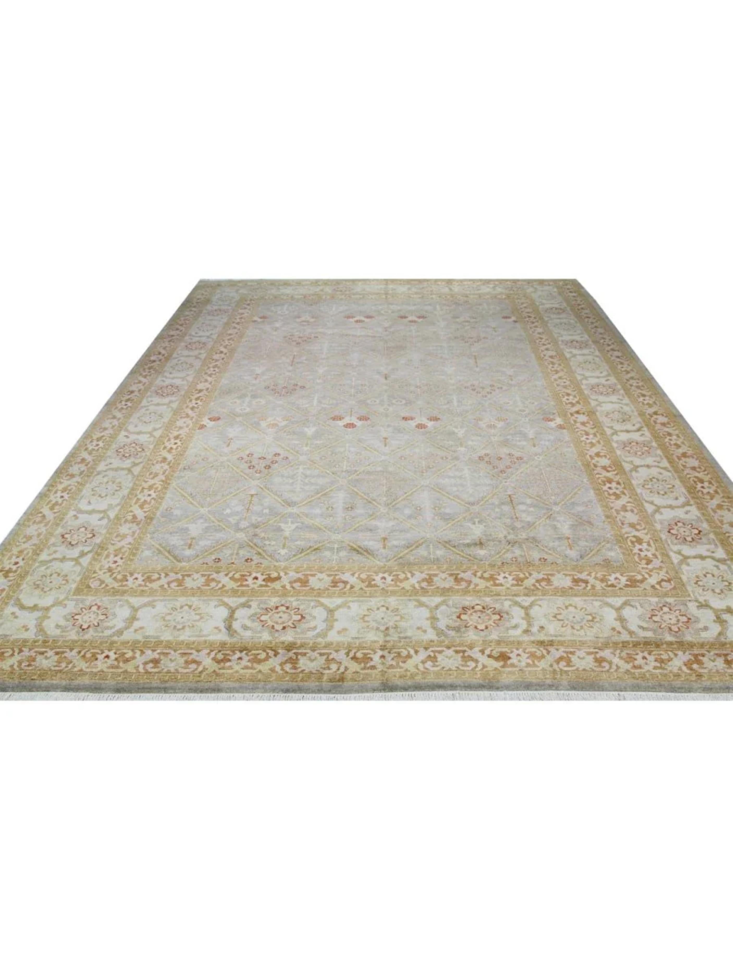 Erhöhen Sie Ihren Raum mit der eleganten Raffinesse dieses 12x18 Mahal Style Area Rug, ein Meisterwerk, das zeitlose Tradition mit raffinierter Handwerkskunst verbindet. Dieser Teppich fängt die Essenz des klassischen Mahal-Designs wunderbar ein,