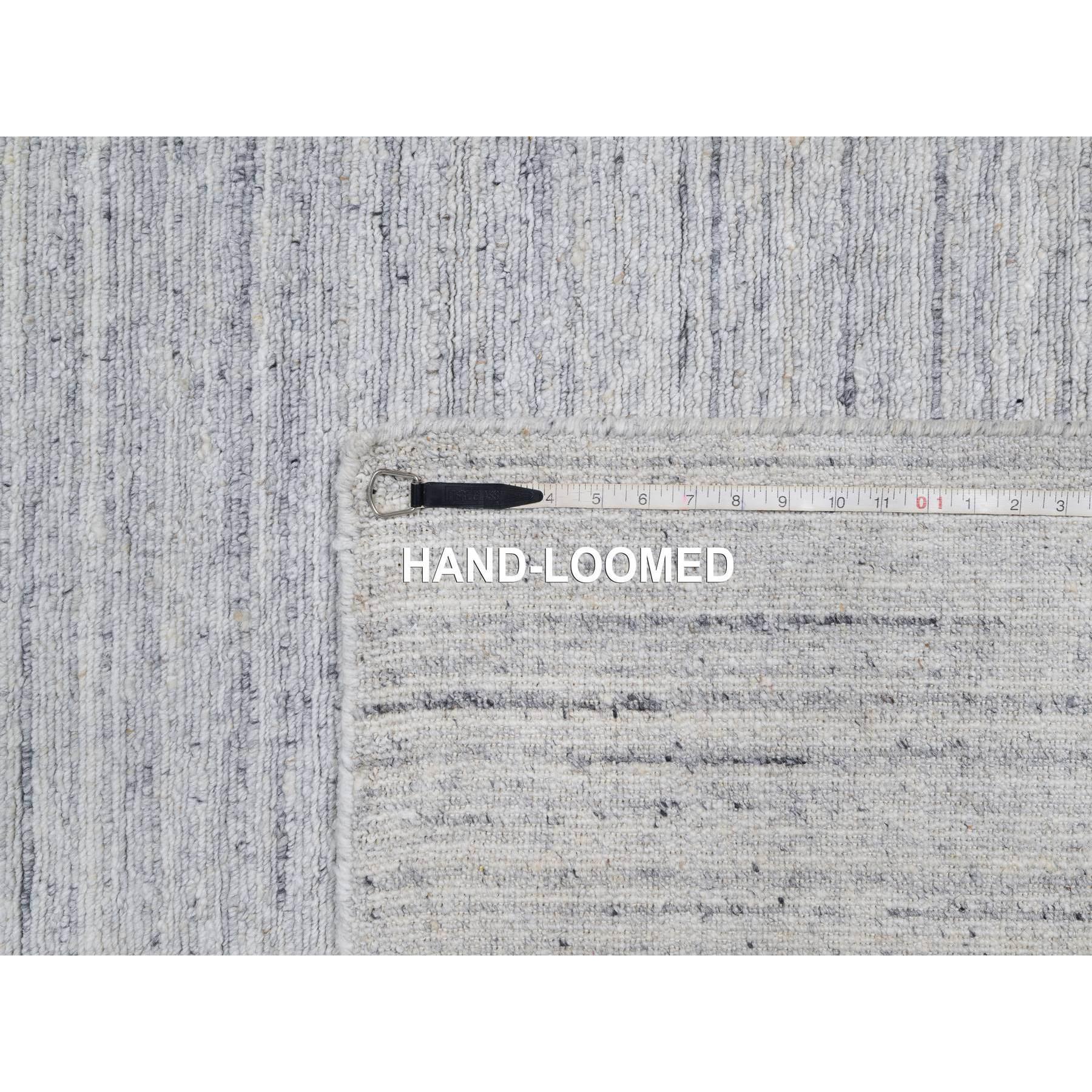 12'x18' Lily White Plain Modern Striae Design Handgewebter Teppich aus natürlicher Wolle im Angebot 5