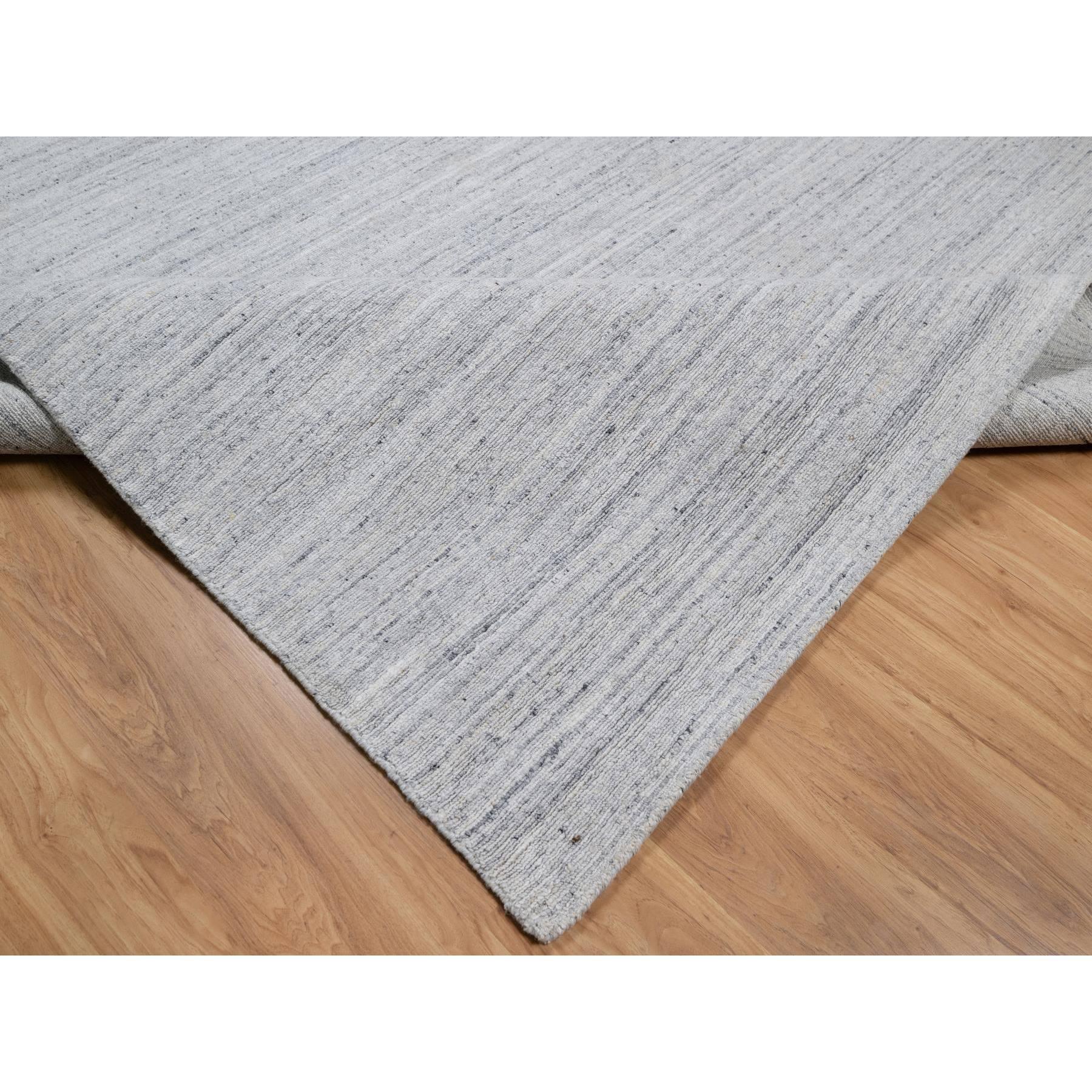 12'x18' Lily White Plain Modern Striae Design Handgewebter Teppich aus natürlicher Wolle (21. Jahrhundert und zeitgenössisch) im Angebot
