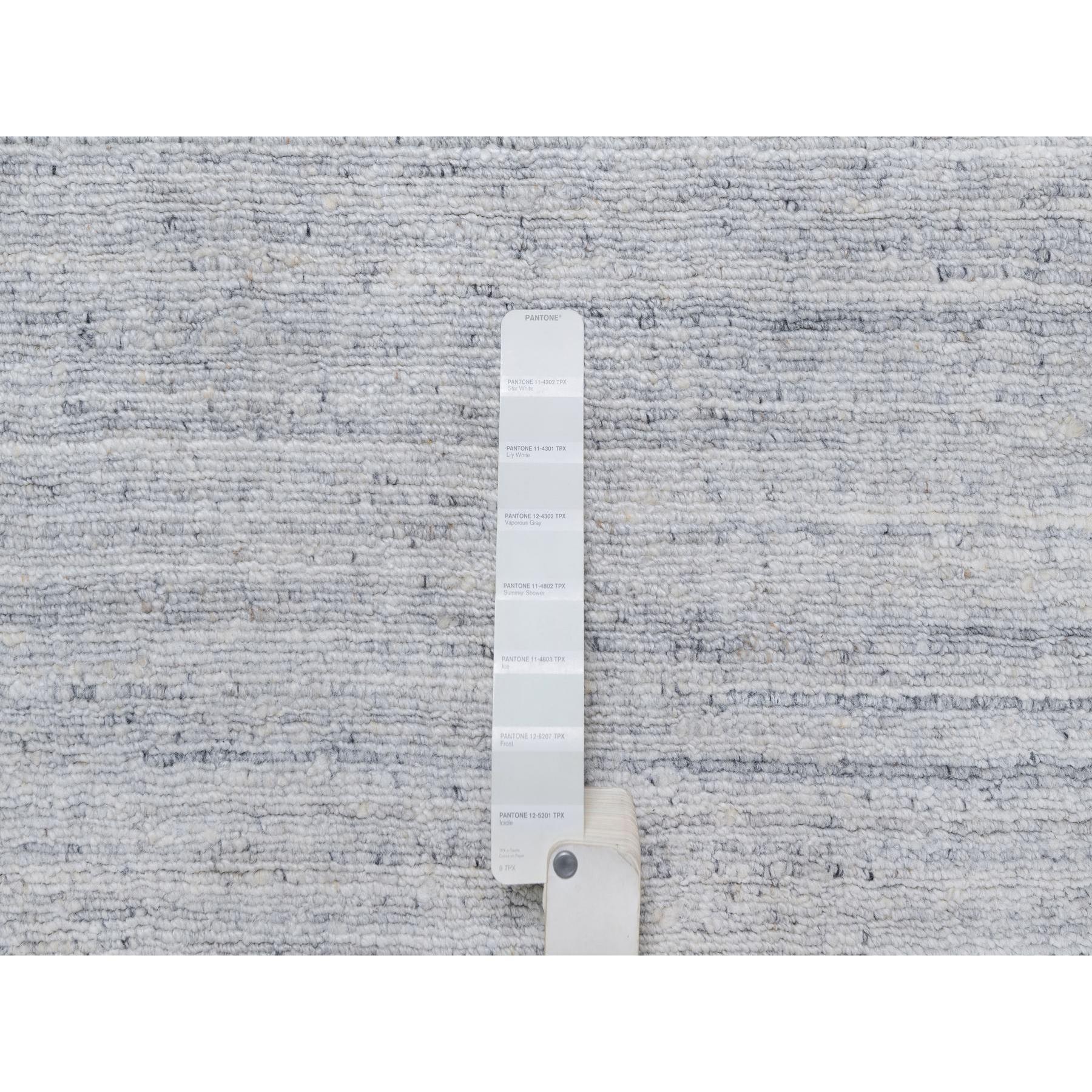 12'x18' Lily White Plain Modern Striae Design Handgewebter Teppich aus natürlicher Wolle im Angebot 1