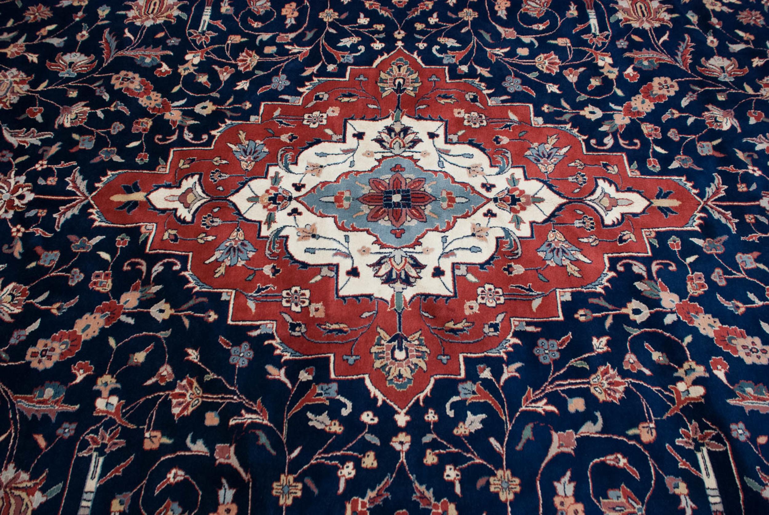 Indischer Kashan-Teppich im Vintage-Stil (Wolle) im Angebot
