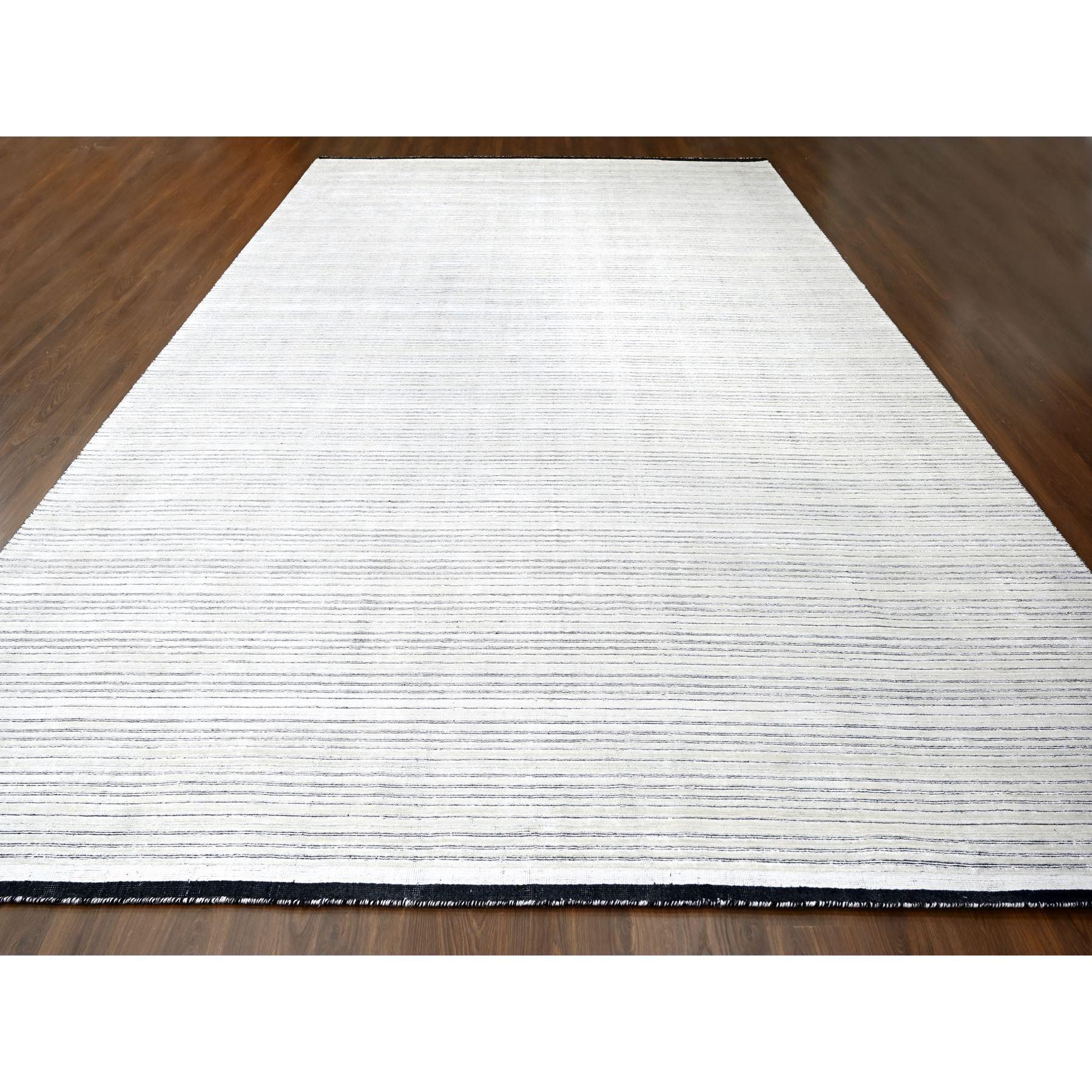 Rauchiges Weiß mit zynischem Schwarz, 100% Wolle, handgewebt, modernes strukturiertes und buntes Liniendesign, übergroßer Orientteppich
Primäre MATERIALIEN: Wolle und Seide auf Pflanzenbasis
Latex: Kein Flor 
Höhe: 0,25 Zoll
Stil:
