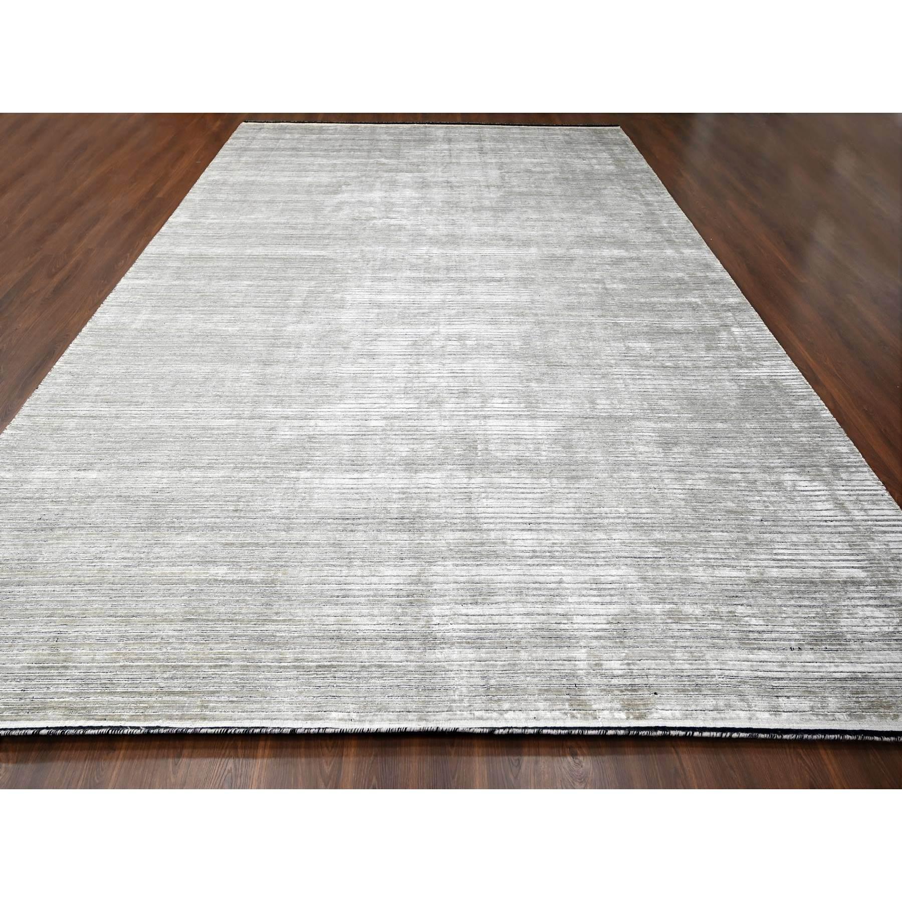 Taupe mit kräftigem Schwarz, modernes strukturiertes und buntes Liniendesign, handgeknüpft, 100% Wolle, Orientteppich in Übergröße
Primäre MATERIALIEN: Wolle und Seide auf Pflanzenbasis
Latex: Kein Flor 
Höhe: 0,25 Zoll
Stil: