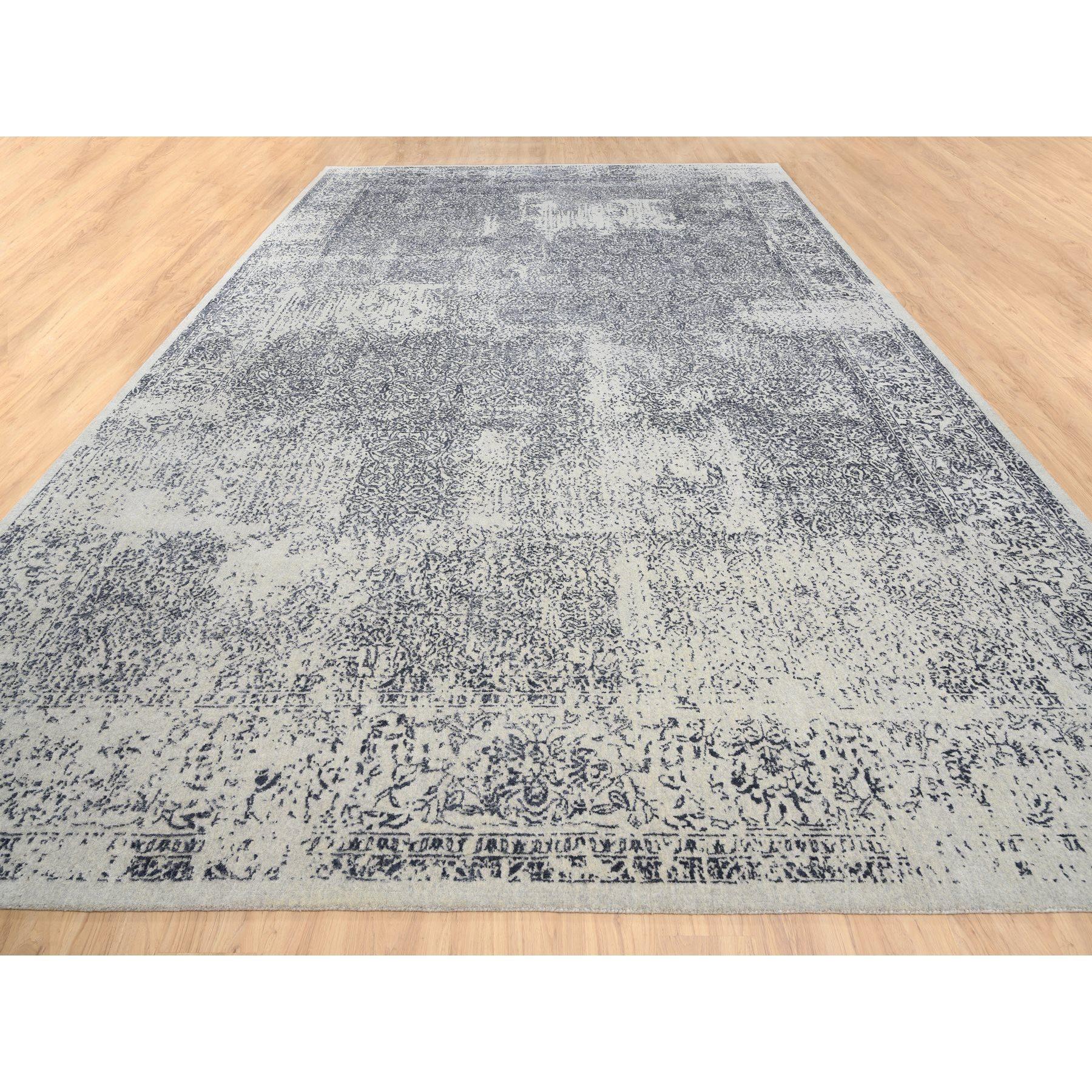 Dies ist eine wirklich echte one-of-a-kind Wolle und pflanzlicher Seide Hand Loomed Light Gray Fine Jacquard mit gelöschten Design Oriental Oversized Rug. Es wurde monatelang in jahrhundertealten Webtechniken von erfahrenen Kunsthandwerkern