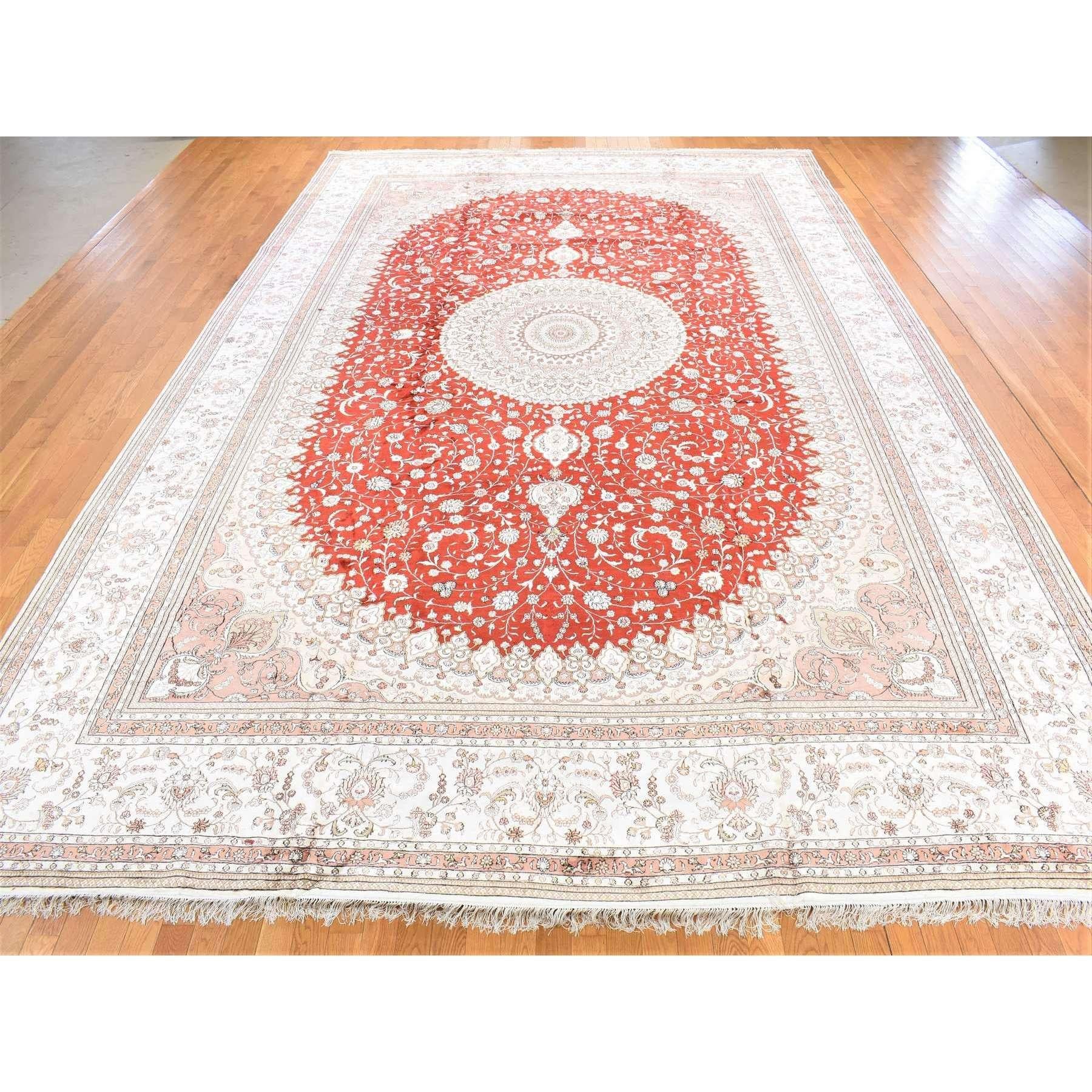 Questo è un autentico tappeto orientale rosso, unico nel suo genere, Sino Tabriz, 250 KPSI Clearance, annodato a mano e di dimensioni eccessive. È stato annodato per mesi e mesi con tecniche artigianali di tessitura secolari da parte di esperti