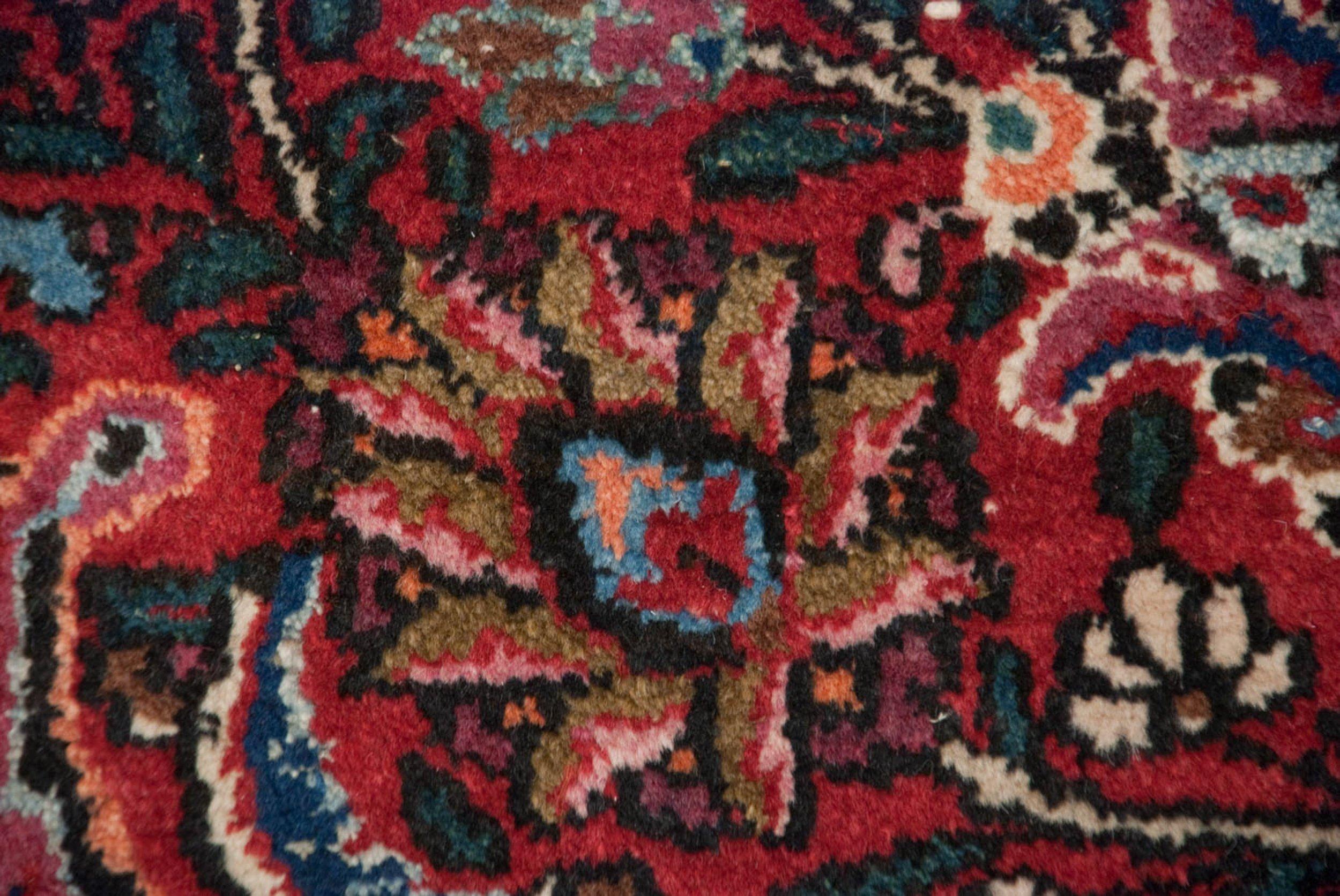 Vintage Fine Meshed Carpet In Good Condition For Sale In Katonah, NY