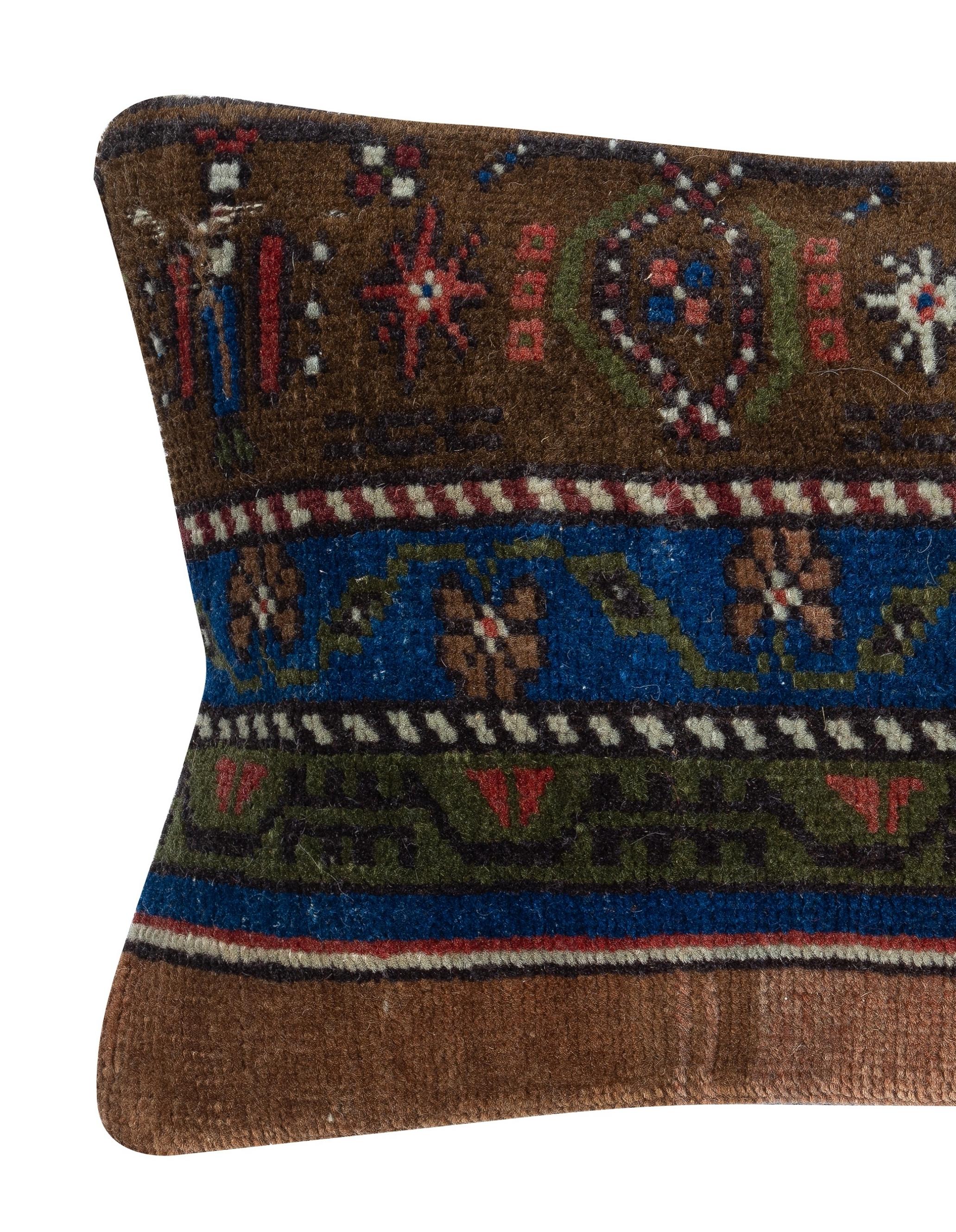 Añade un toque de historia y calidez a tu espacio con esta funda de cojín vintage hecha a mano en lana turca. Elaboradas a partir de auténticas alfombras turcas anudadas a mano, cada pieza es única, con intrincados dibujos y ricos colores que