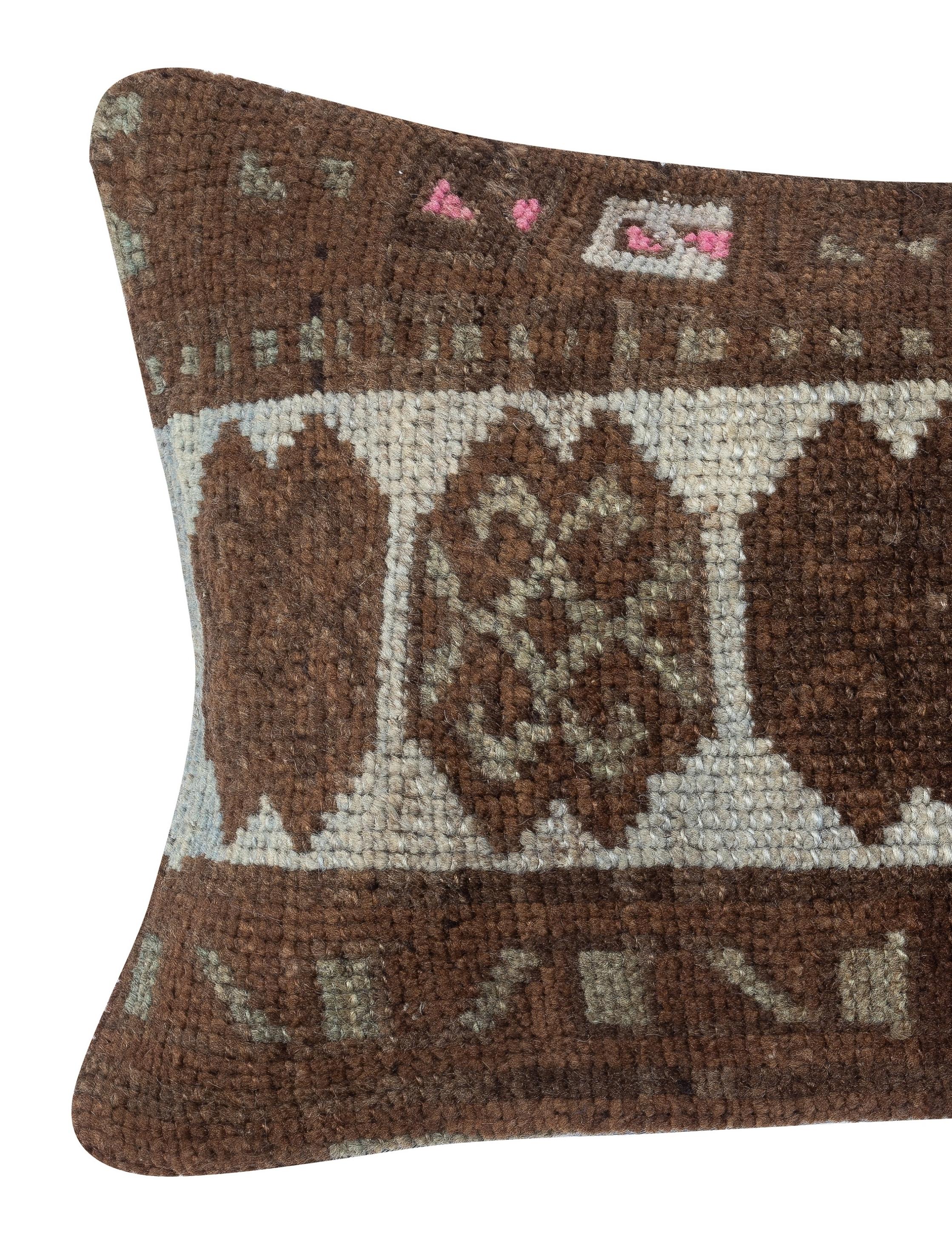 Verleihen Sie Ihrem Raum einen Hauch von Geschichte und Wärme mit diesem handgefertigten türkischen Wollteppich im Vintage-Stil. Jedes Stück, das aus authentischen, handgeknüpften türkischen Teppichen hergestellt wird, ist ein Unikat mit