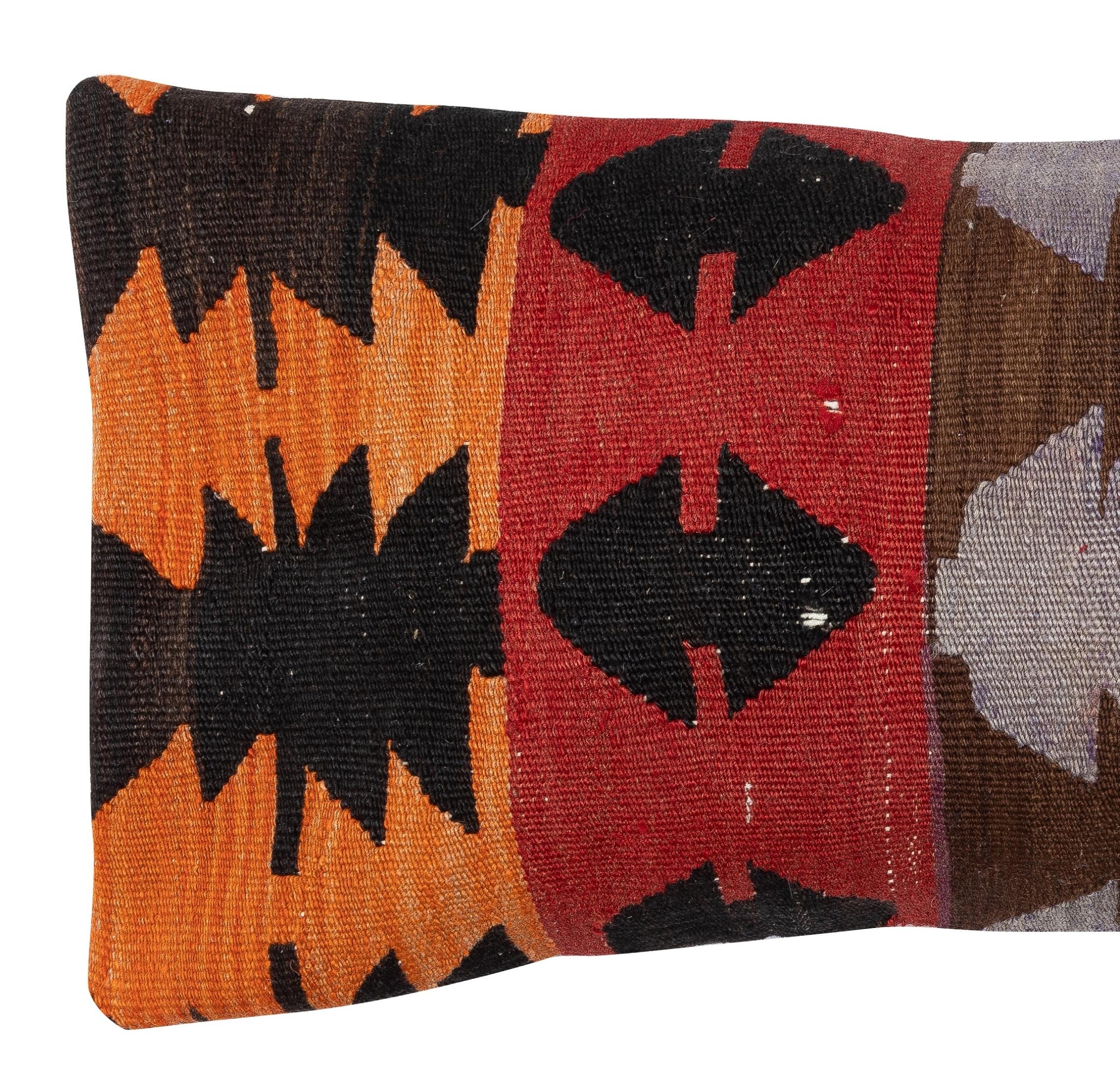 Aggiungi un tocco di storia e calore al tuo spazio con questo copricuscino kilim in lana turca vintage fatto a mano. Realizzati con autentici kilim turchi annodati a mano, ogni pezzo è unico nel suo genere e presenta motivi intricati e colori ricchi