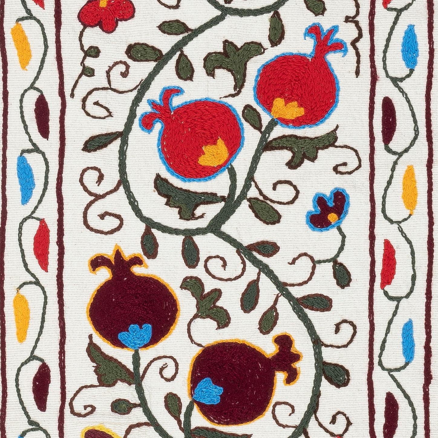 12x34 in bestickter Baumwolle Wandbehang. Granatapfelbaum Design Tischläufer (Suzani) im Angebot