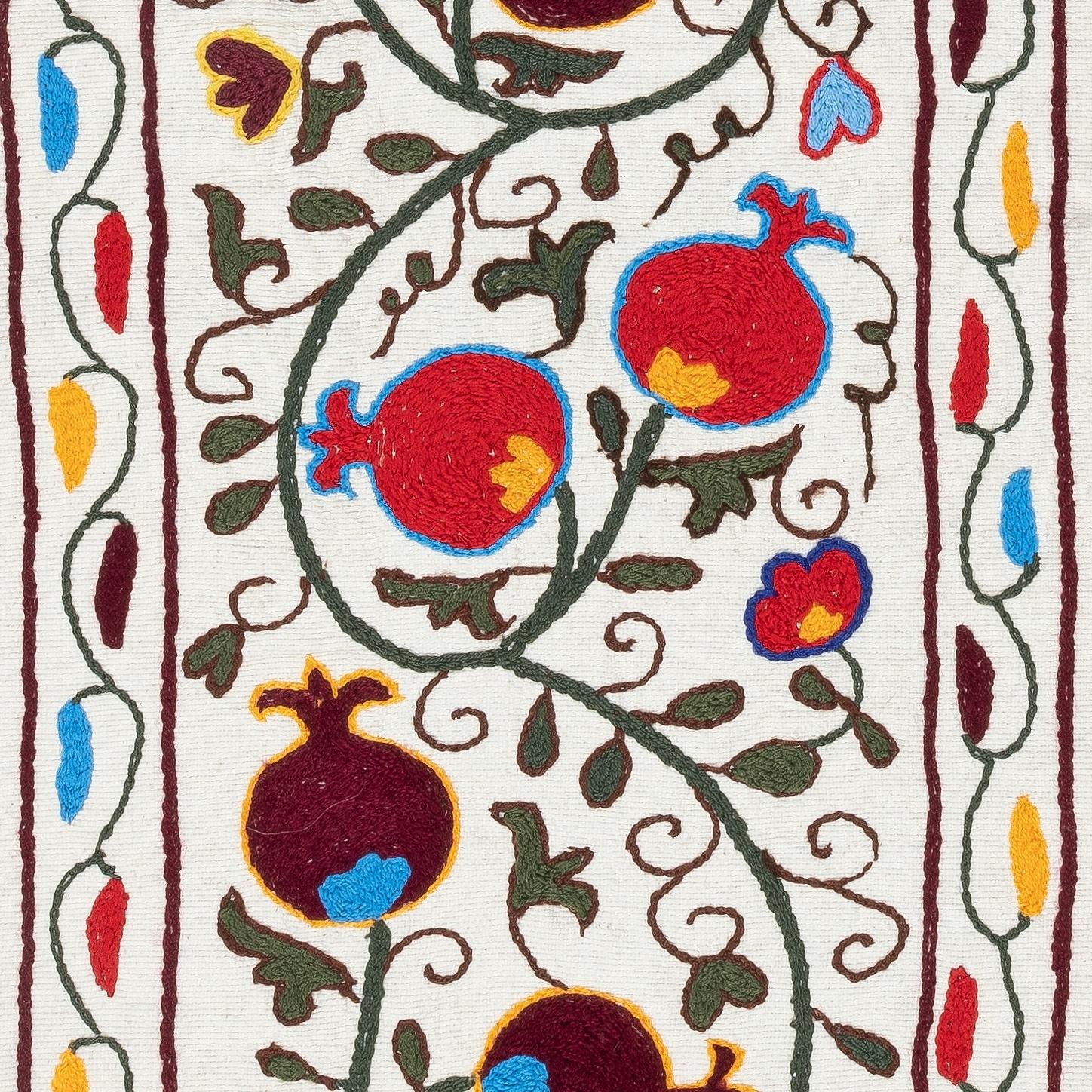 12x34 in bestickter Baumwolle Wandbehang. Granatapfelbaum Design Tischläufer (Zentralasiatisch) im Angebot