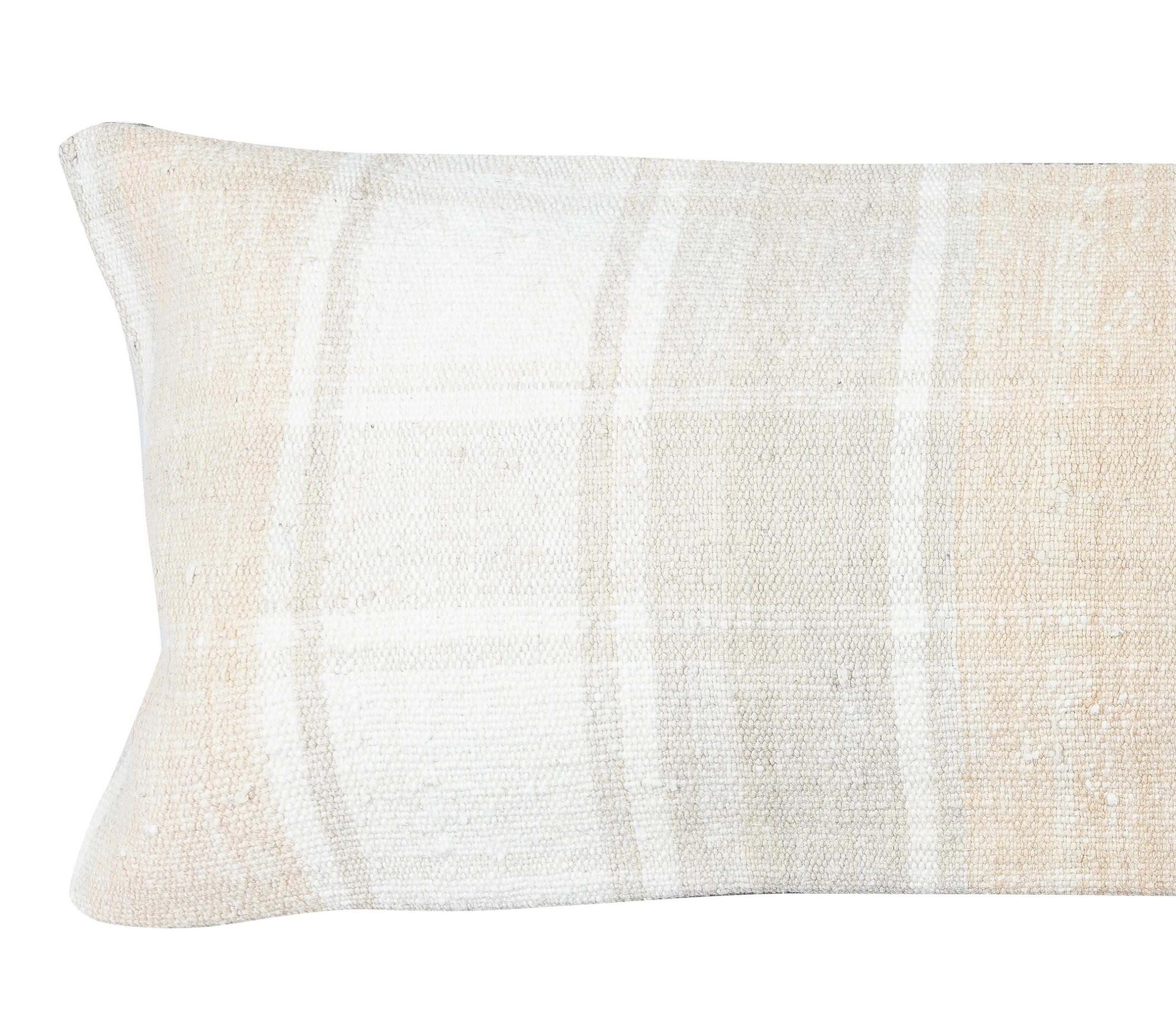 Aggiungi un tocco di storia e calore al tuo spazio con questo copricuscino vintage in kilim di canapa naturale fatto a mano. Realizzati con autentici kilim turchi annodati a mano, ogni pezzo è unico nel suo genere e presenta motivi intricati e