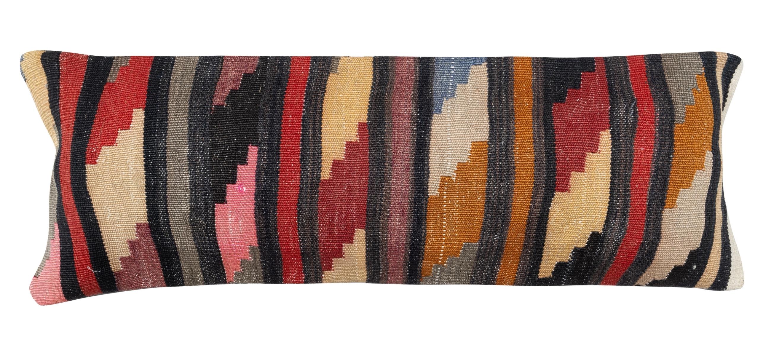 Lleva la historia y la calidez a tu hogar con este juego vintage de fundas de cojín de lana turca hechas a mano. Este par de fundas de cojín están cuidadosamente confeccionadas con auténticos kilims turcos anudados a mano. Cada funda es realmente