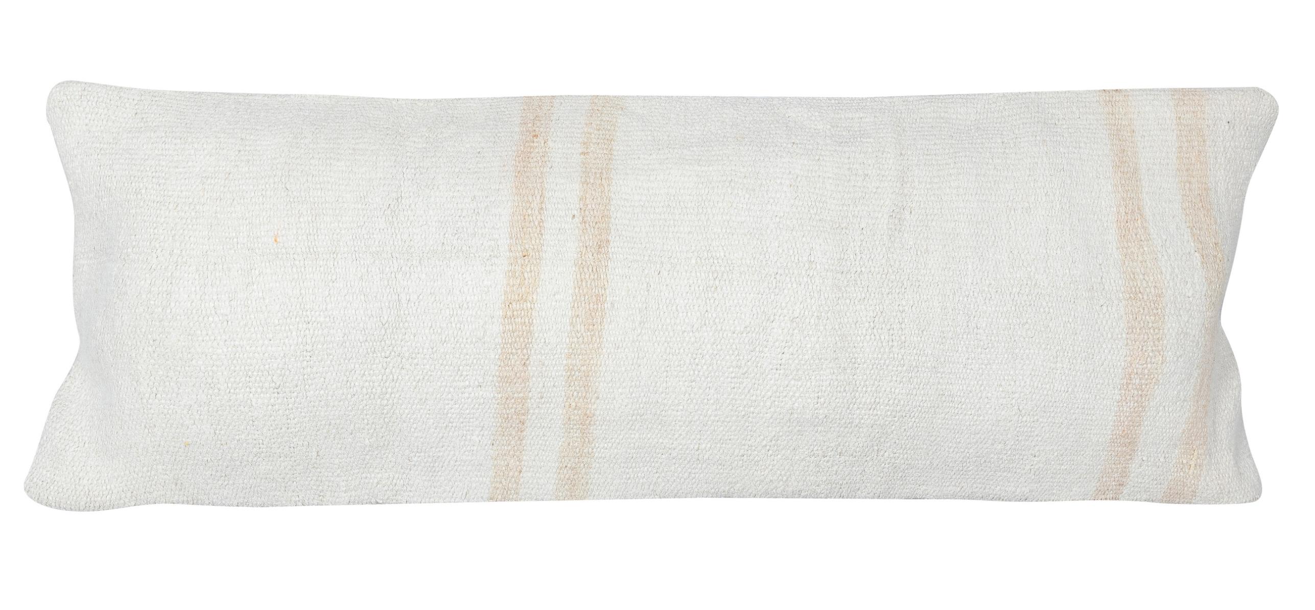 Porta la storia e il calore nella tua casa con questo set di copricuscini in canapa naturale vintage fatti a mano. Questa coppia di copricuscini è realizzata con cura a partire da autentici kilim turchi annodati a mano. Ogni copertina è davvero