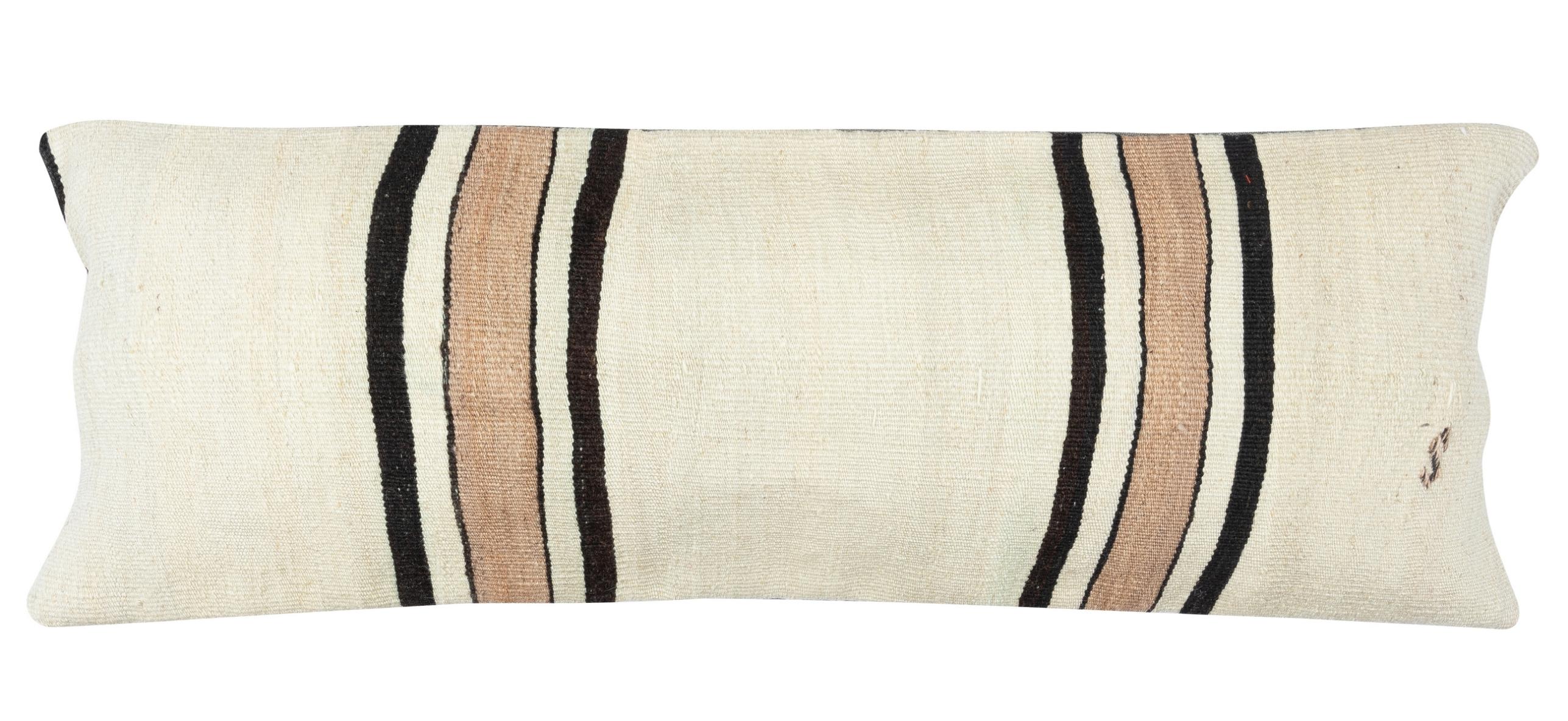 Porta la storia e il calore nella tua casa con questo set di copricuscini in canapa vintage fatti a mano. Questa coppia di copricuscini è realizzata con cura a partire da autentici kilim turchi annodati a mano. Ogni copertina è davvero unica, con