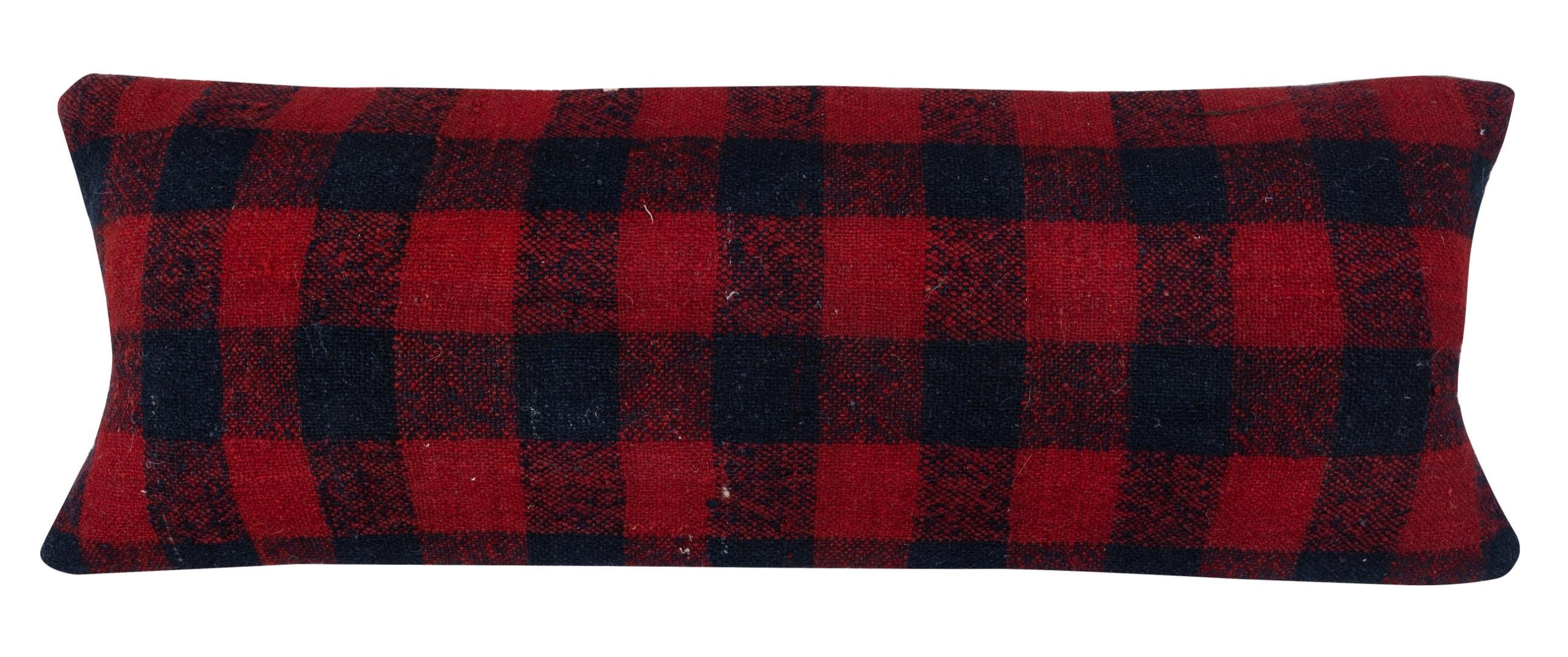 Porta la storia e il calore nella tua casa con questo set di copricuscini vintage in lana turca fatti a mano. Questa coppia di copricuscini è realizzata con cura a partire da autentici kilim turchi annodati a mano. Ogni copertina è davvero unica,