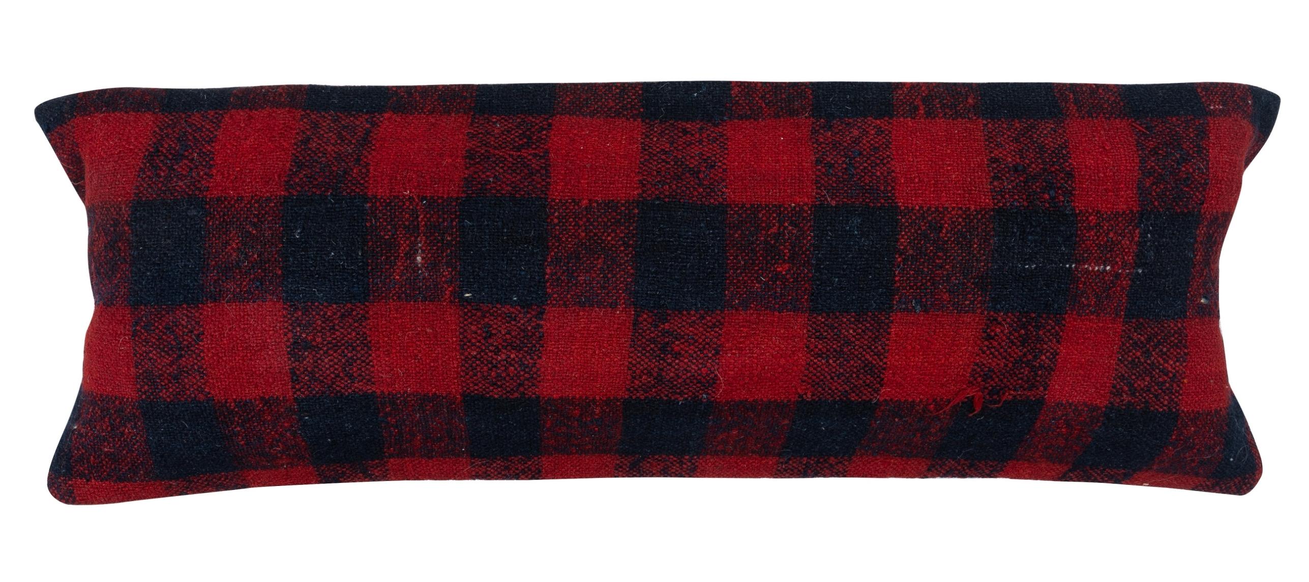 Porta la storia e il calore nella tua casa con questo set di copricuscini vintage in lana turca fatti a mano. Questa coppia di copricuscini è realizzata con cura a partire da autentici kilim turchi annodati a mano. Ogni copertina è davvero unica,