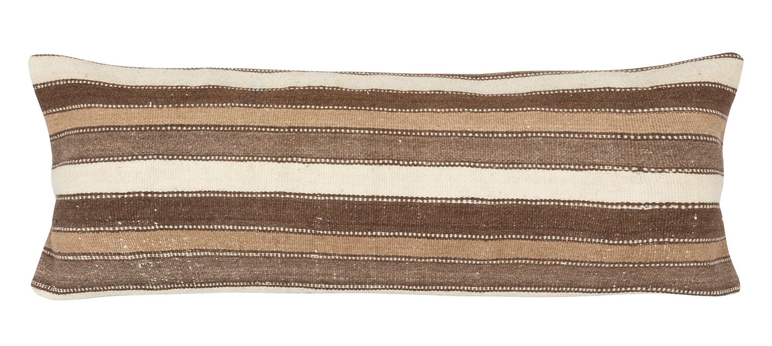 Porta la storia e il calore nella tua casa con questo set di copricuscini vintage in lana turca fatti a mano. Questa coppia di copricuscini è realizzata con cura a partire da autentici kilim turchi annodati a mano. Ogni copertina è davvero unica,