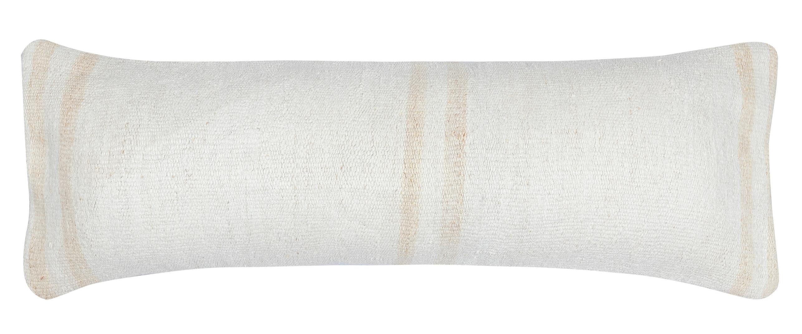 Apportez de l'histoire et de la chaleur dans votre maison avec ce set de housses de coussin en chanvre naturel vintage fait à la main. Cette paire de housses de coussin est soigneusement fabriquée à partir d'authentiques kilims turcs noués à la