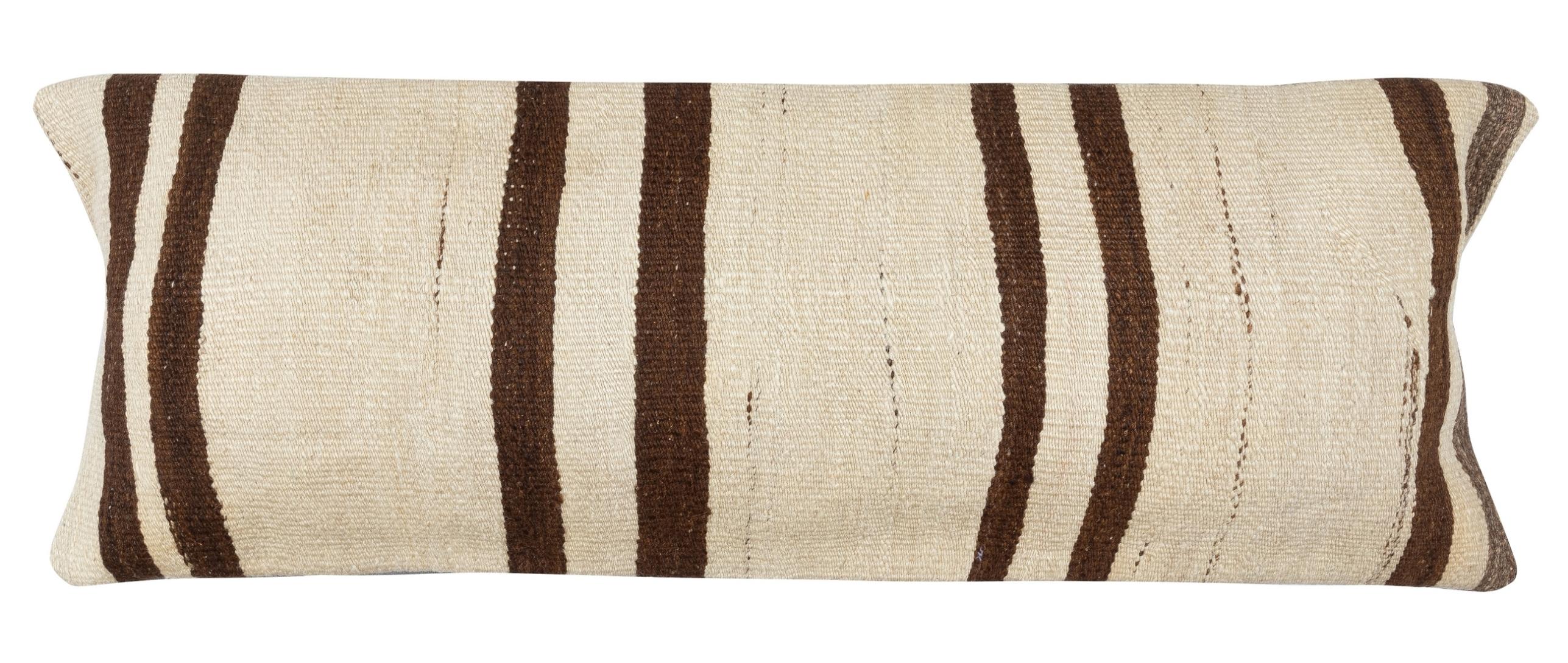 Apportez de l'histoire et de la chaleur dans votre maison avec ce set de housses de coussin en chanvre vintage fait à la main. Cette paire de housses de coussin est soigneusement fabriquée à partir d'authentiques kilims turcs noués à la main. Chaque