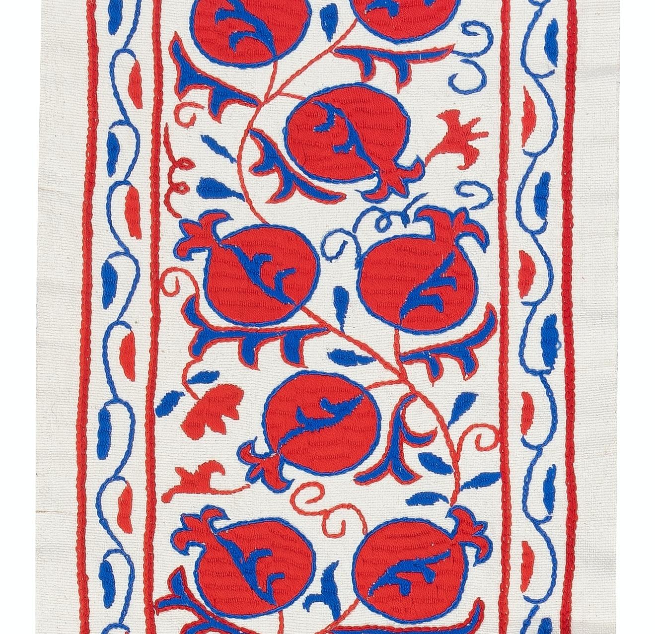 12x50 in bestickter Baumwolle Wandbehang. Granatapfelbaum Design Tischläufer (Suzani) im Angebot
