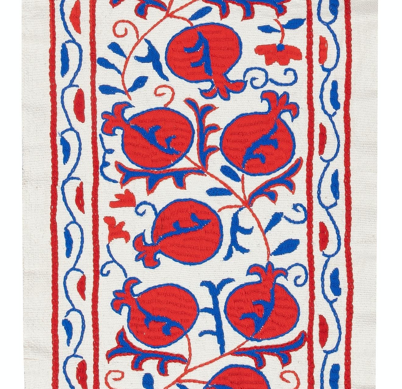 12x50 in bestickter Baumwolle Wandbehang. Granatapfelbaum Design Tischläufer (Zentralasiatisch) im Angebot