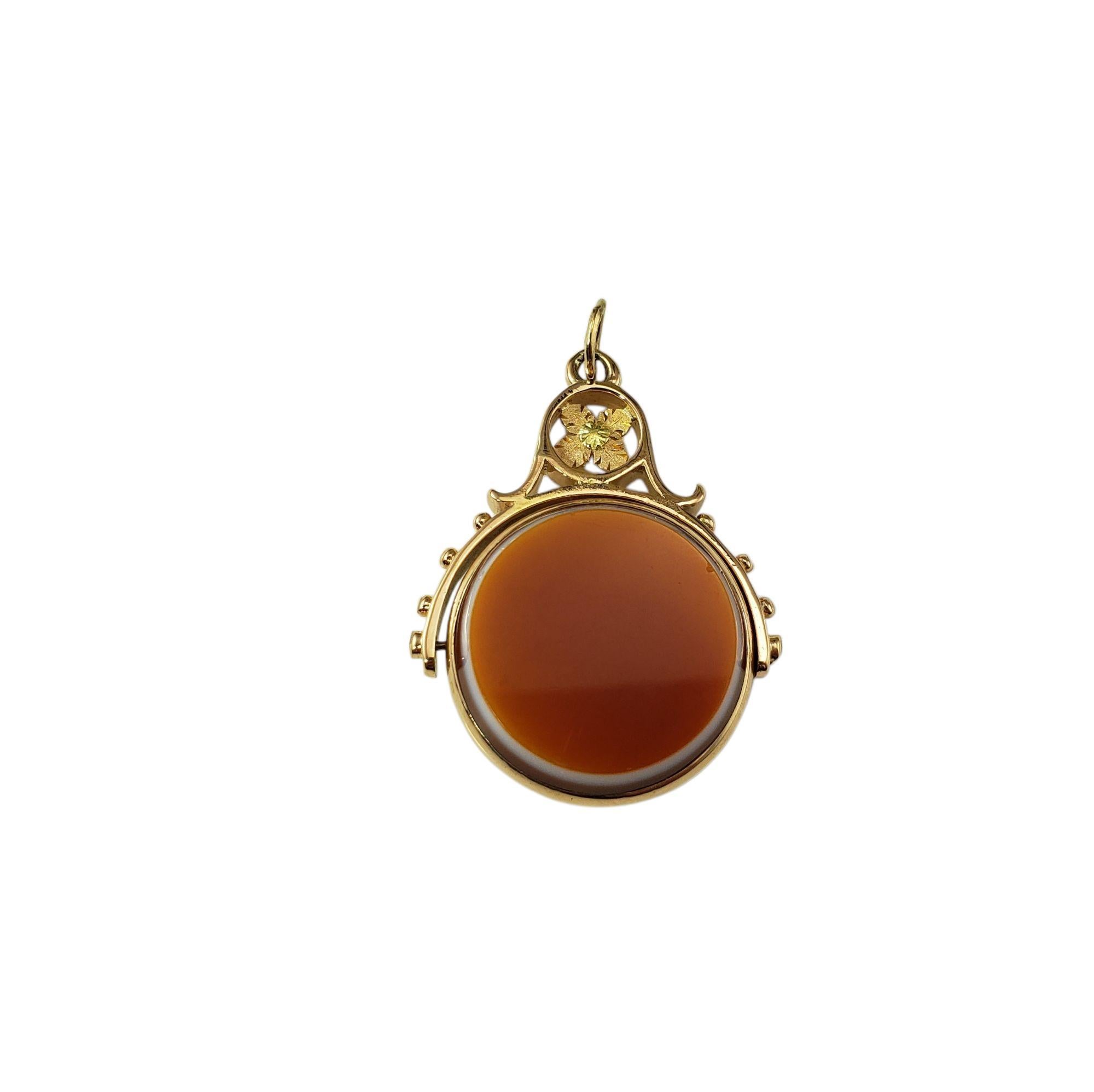 13 - Pendentif réversible en or jaune 14 carats avec pierres de sang et cornaline

Ce pendentif réversible magnifiquement travaillé présente une pierre de sang polie d'un côté et une cornaline vibrante de l'autre, serties dans une monture détaillée