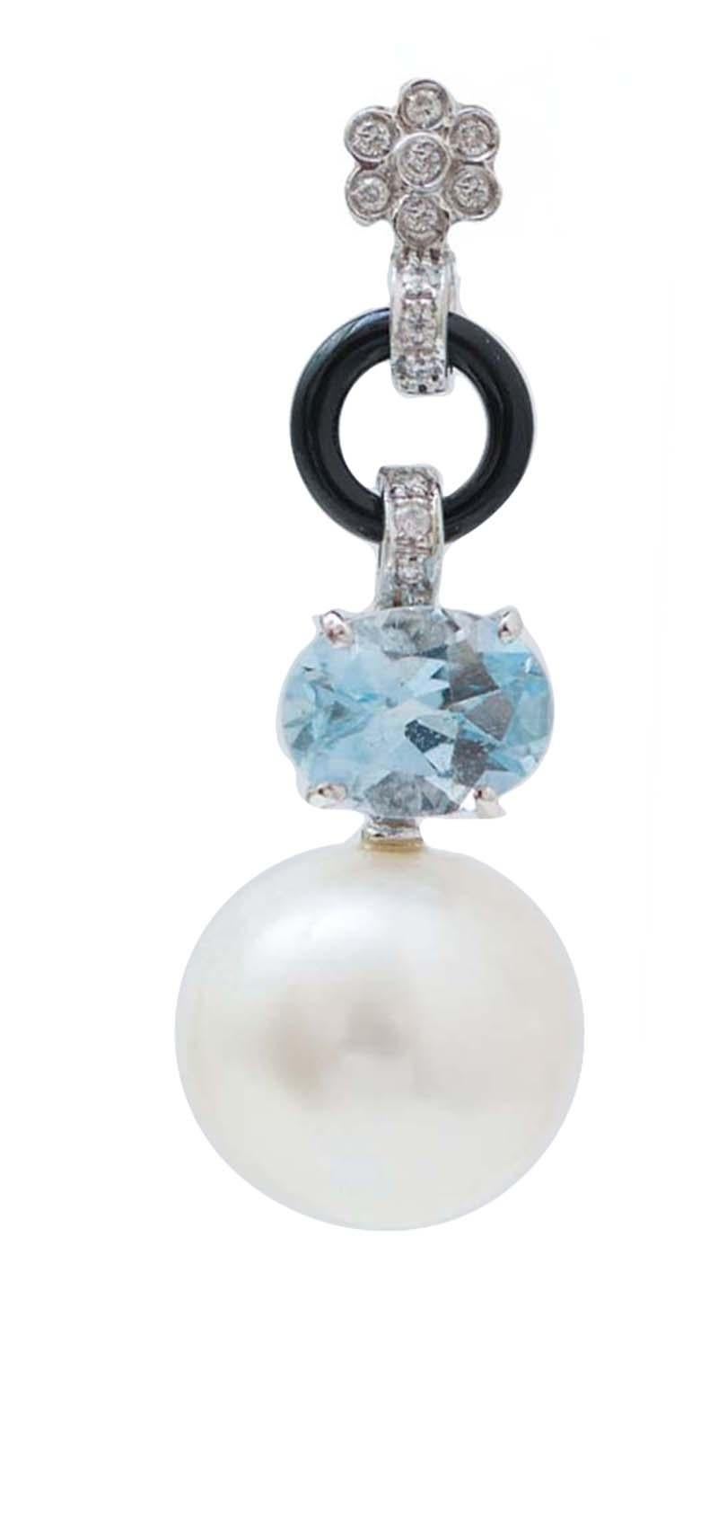 Wunderschöne Ohrringe in Platinstruktur mit einem Onyxring zwischen zwei mit Diamanten besetzten Strukturen. Darunter ein Topas und, als Anhänger, eine Perle.
Diese Ohrringe wurden von italienischen Goldschmiedemeistern vollständig von Hand