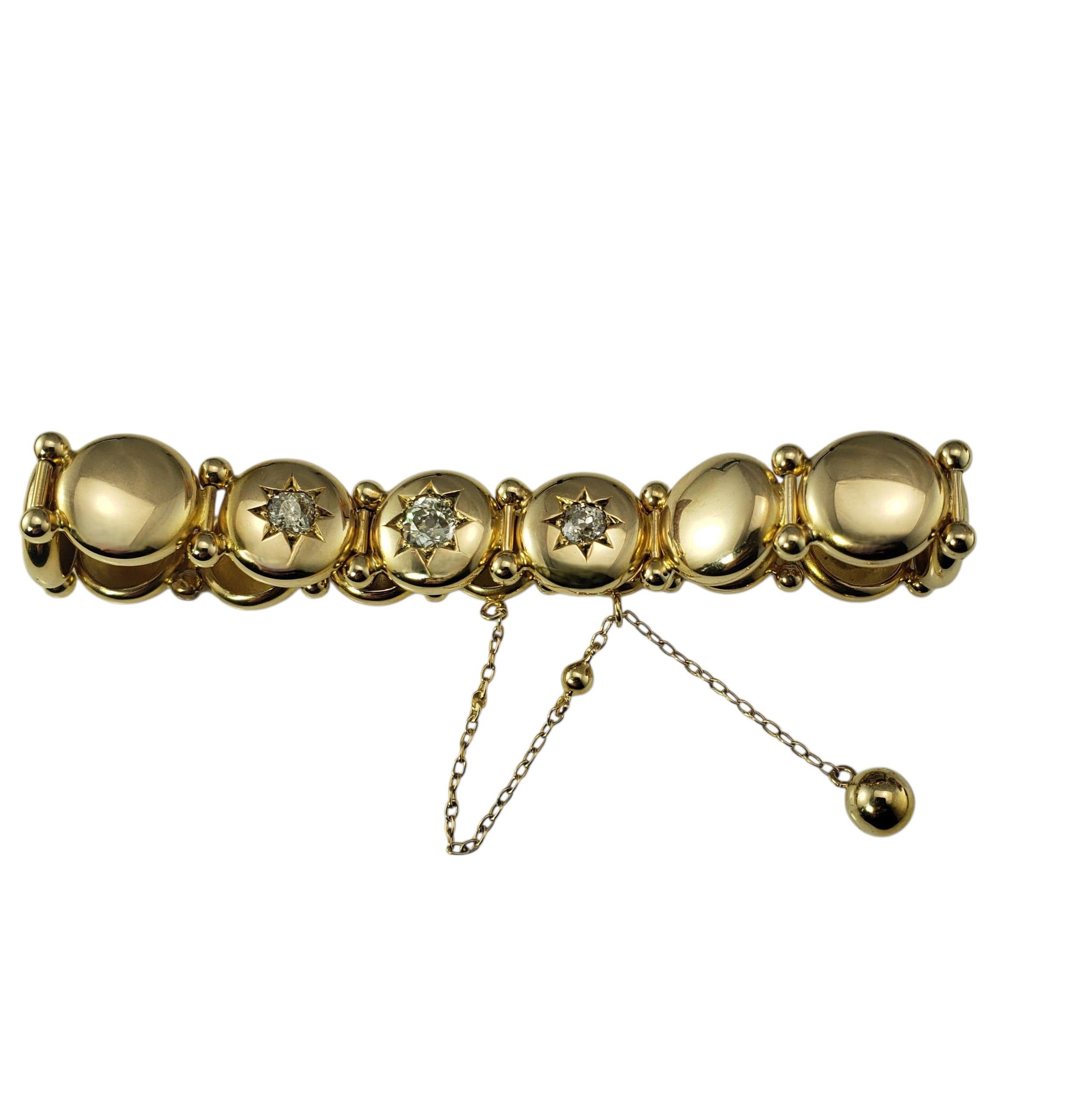 13 - Bracciale in oro giallo 14 carati e diamanti.

Questo elegante bracciale è caratterizzato da pannelli a cupola in oro giallo 14K altamente lucidati, ciascuno unito da connettori decorativi con perline. Tre delle maglie centrali sono