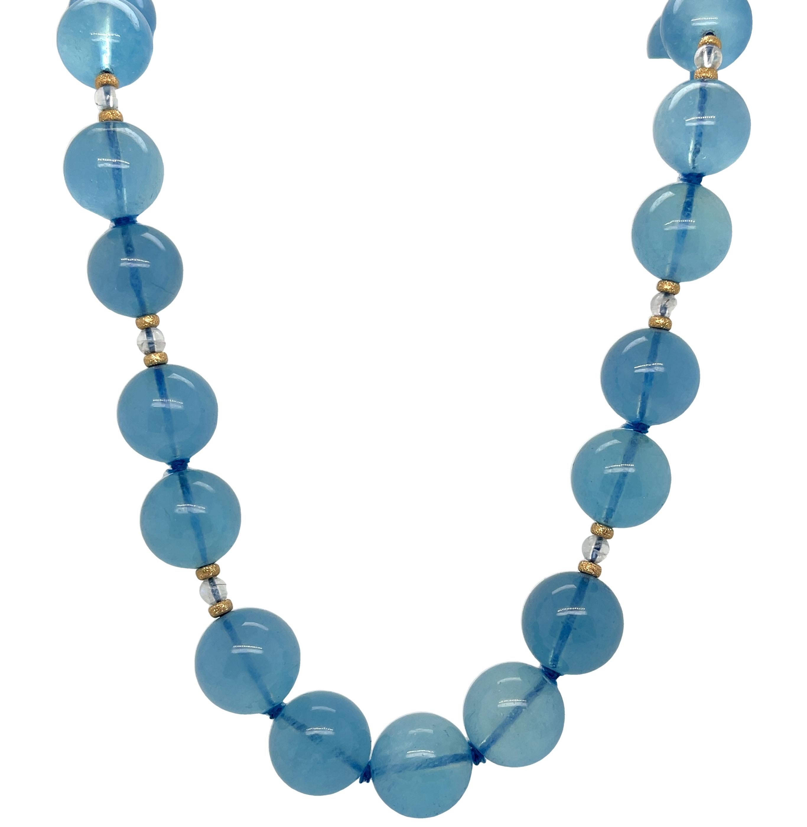 Diese wunderschöne Aquamarin-Halskette besteht aus natürlichen Aquamarin-Perlen in einem selten gesehenen tiefen Blau.  Diese Perlen haben eine beeindruckende Größe, einen Durchmesser von 13-14 mm, eine schöne Durchsichtigkeit und eine gleichmäßige