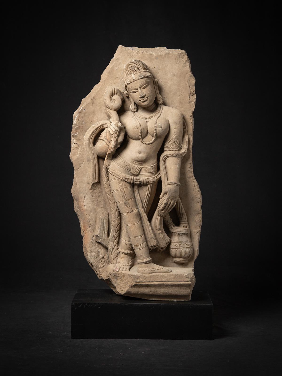 Cette ancienne statue indienne d'Apsara en grès est une pièce extraordinaire et rare d'art sacré, datant des 13e et 14e siècles et provenant de la région culturellement riche du Madhya Pradesh, en Inde. Sculptée dans du grès massif, la statue mesure