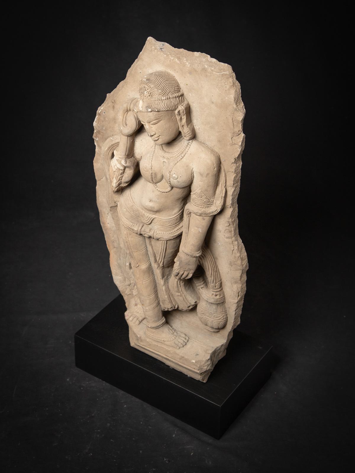 Birman 13-14e siècle Ancienne statue indienne d'Apsara en grès de l'Inde en vente