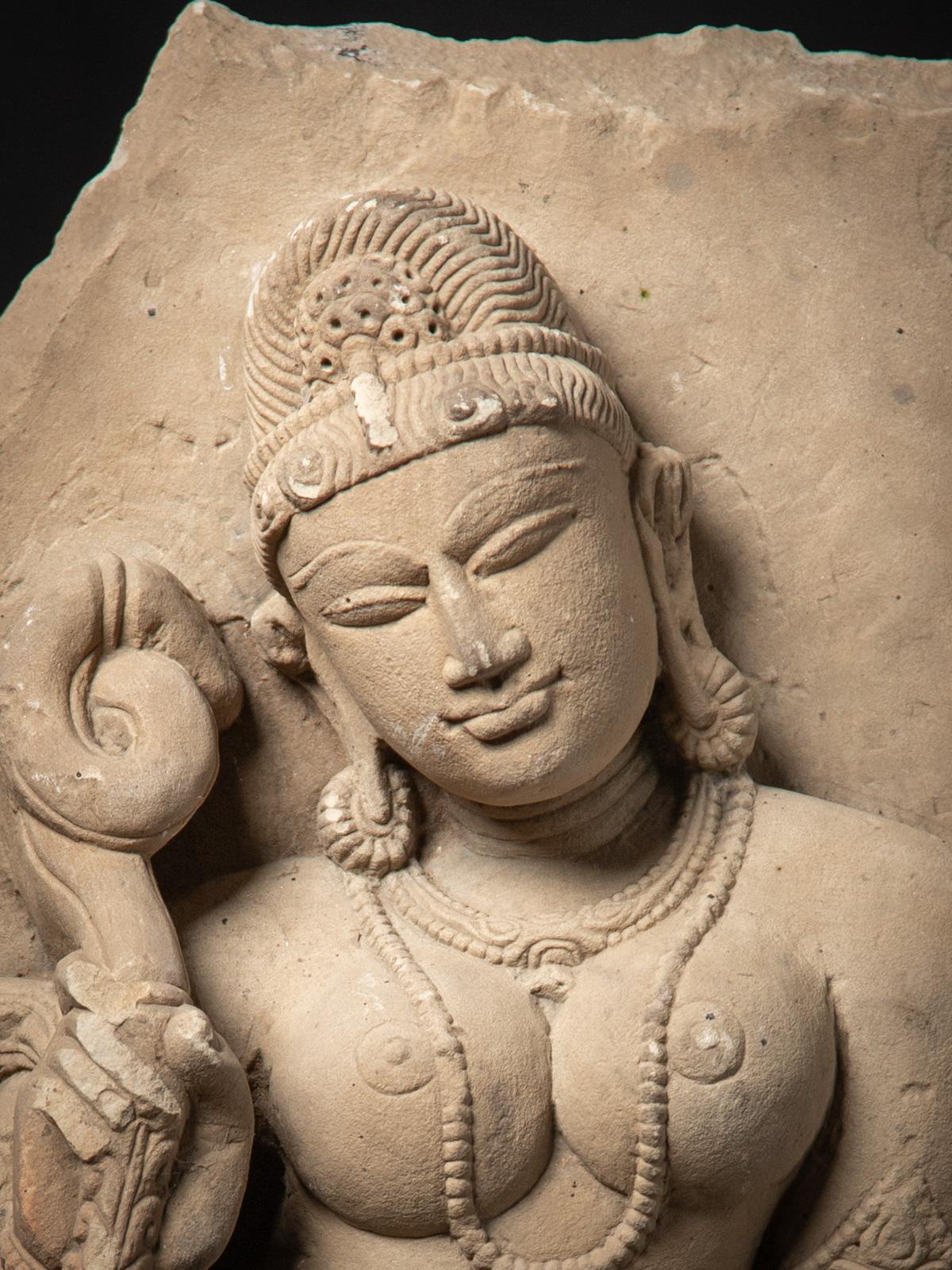 13-14e siècle Ancienne statue indienne d'Apsara en grès de l'Inde Bon état - En vente à DEVENTER, NL