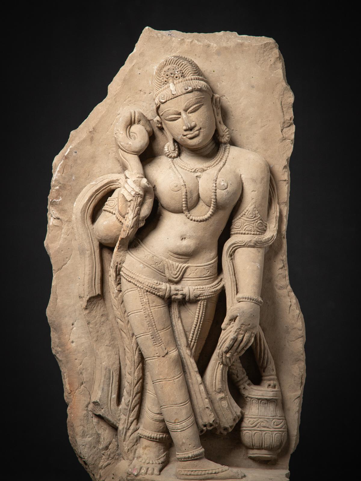 XVIIIe siècle et antérieur 13-14e siècle Ancienne statue indienne d'Apsara en grès de l'Inde en vente