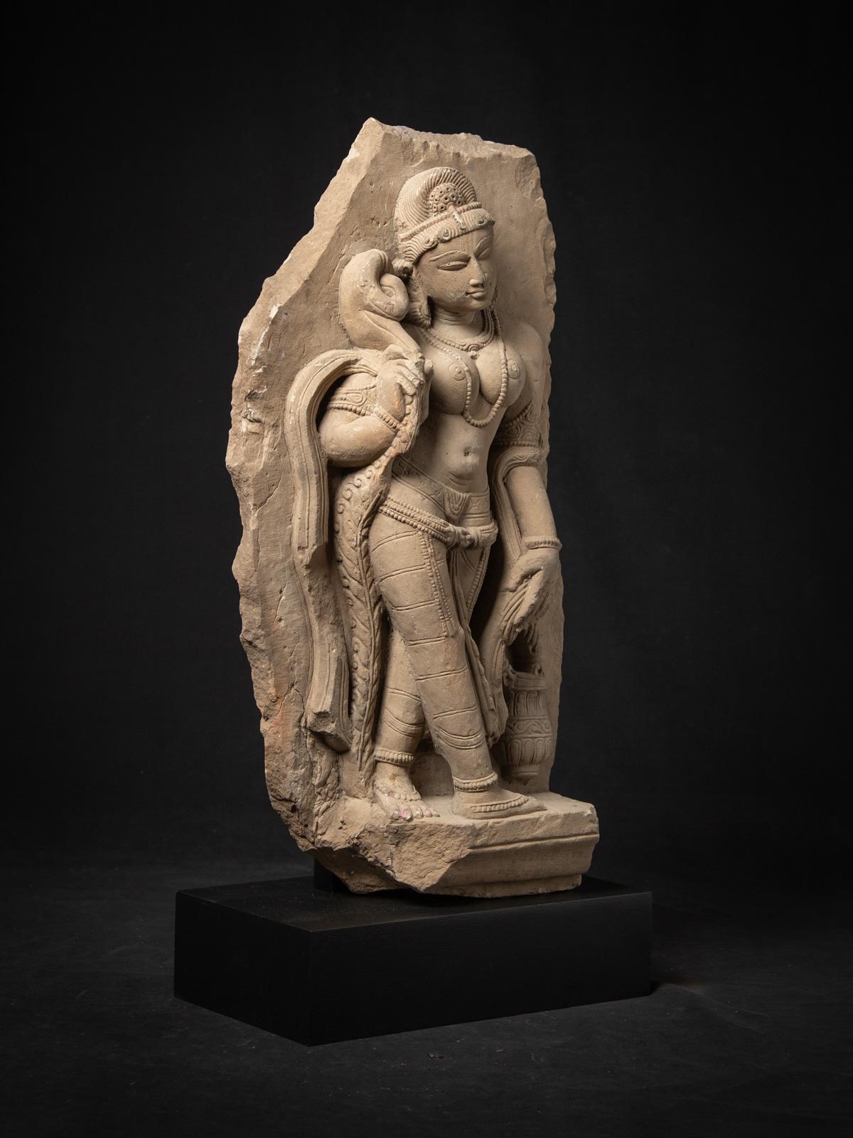 Grès 13-14e siècle Ancienne statue indienne d'Apsara en grès de l'Inde en vente