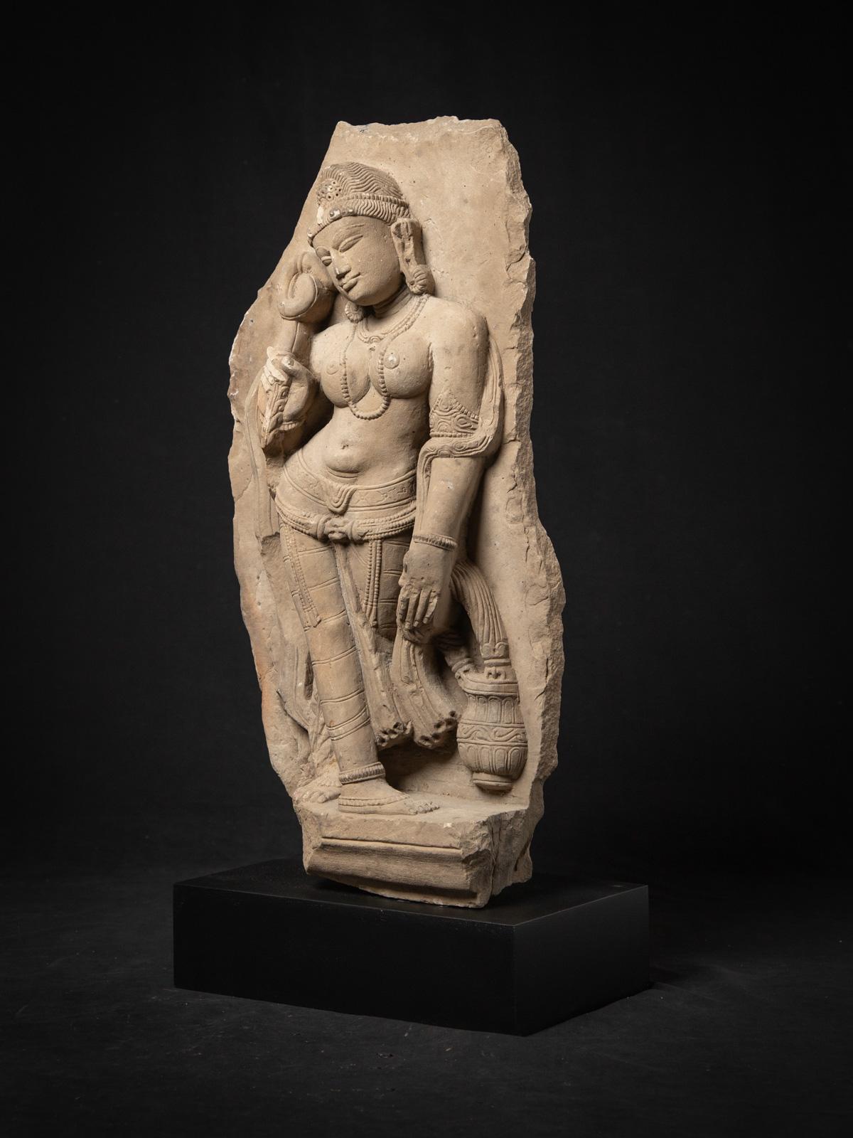 13-14e siècle Ancienne statue indienne d'Apsara en grès de l'Inde en vente 1