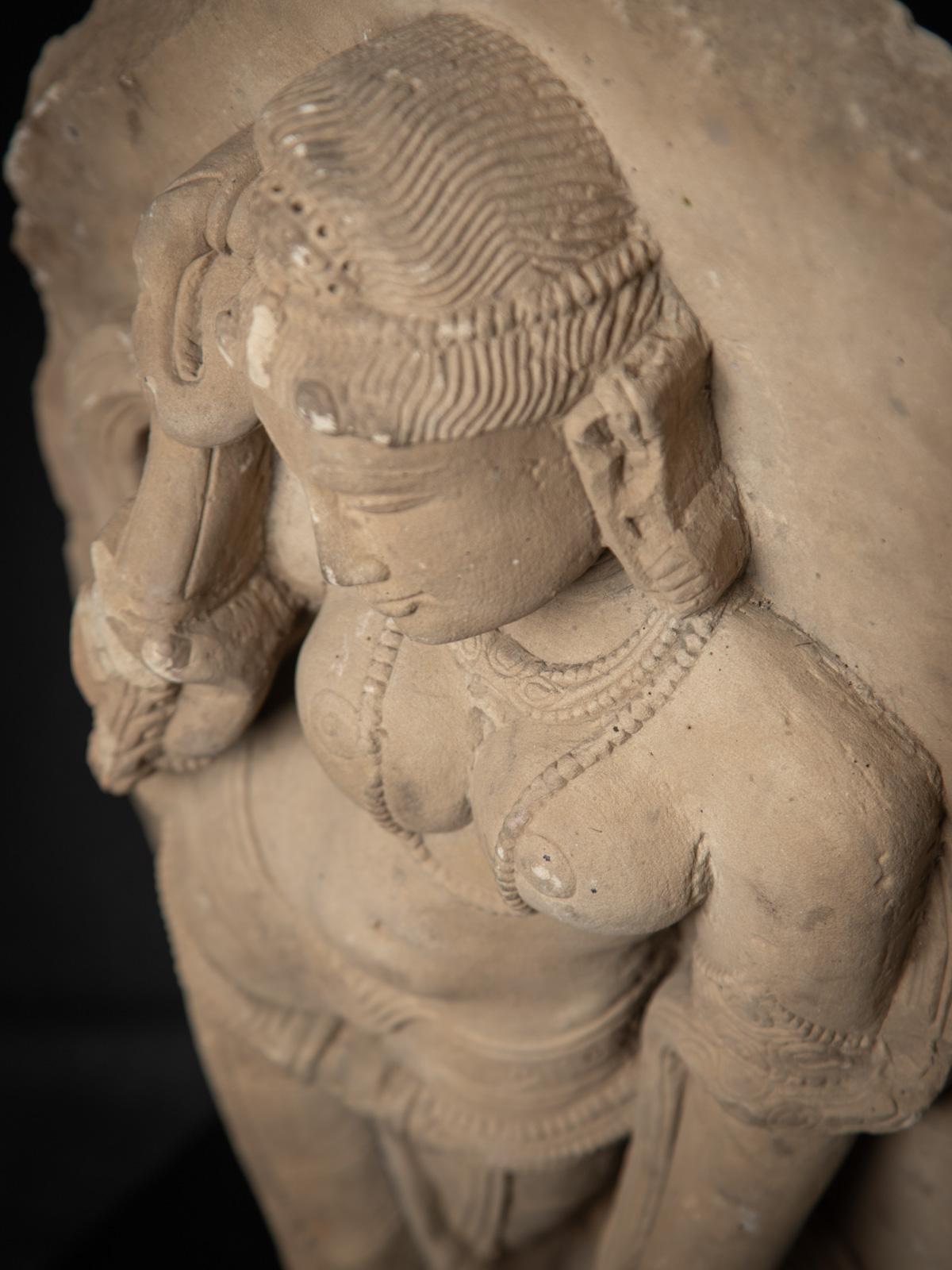 13-14e siècle Ancienne statue indienne d'Apsara en grès de l'Inde en vente 2